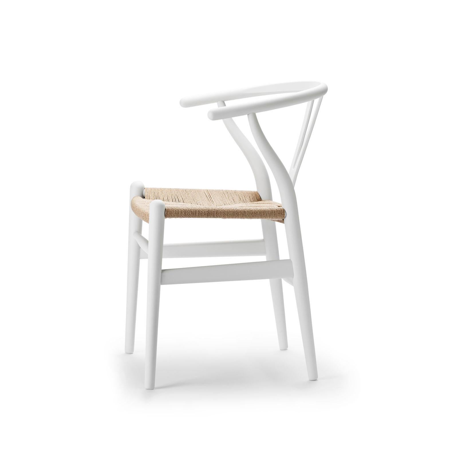 Das allererste Modell, das Hans J. Wegner 1949 exklusiv für Carl Hansen & Søn entwarf, der CH24 Wishbone Chair, wird seit seiner Einführung im Jahr 1950 kontinuierlich produziert. Bei der Gestaltung des CH24 entschied sich Wegner dafür, Rücken- und