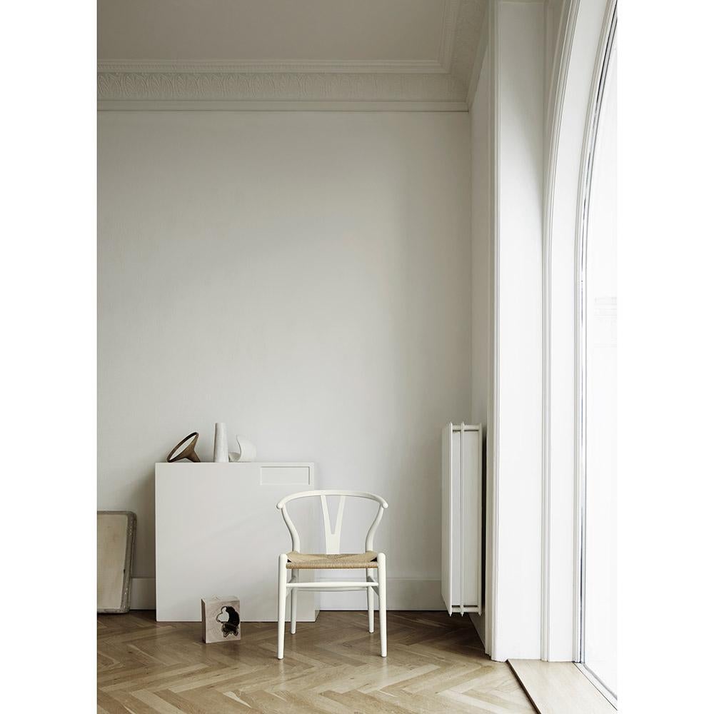 Hans J. Wegner CH24 Wishbone Chair Buche Weiß Natural Papercord für Carl Hansen (Papierkordel) im Angebot