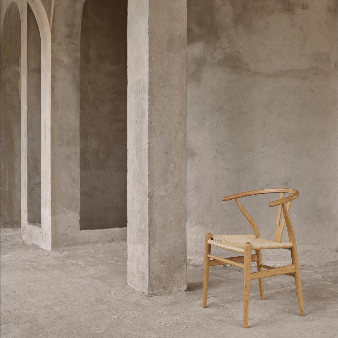Hans J. Wegner 'CH24 Wishbone' Stuhl in Eiche & Weißöl für Carl Hansen & Son

Die Geschichte der dänischen Moderne beginnt im Jahr 1908, als Carl Hansen seine erste Werkstatt eröffnet. Sein Engagement für Schönheit, Komfort, Raffinesse und