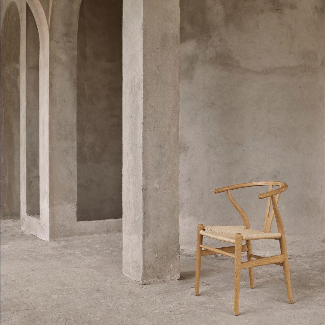 Chaise 'CH24 Wishbone' de Hans J. Wegner en chêne et huile pour Carl Hansen & Son.

L'histoire de la modernité danoise commence en 1908, lorsque Carl Hansen ouvre son premier atelier. Son engagement ferme envers la beauté, le confort, le