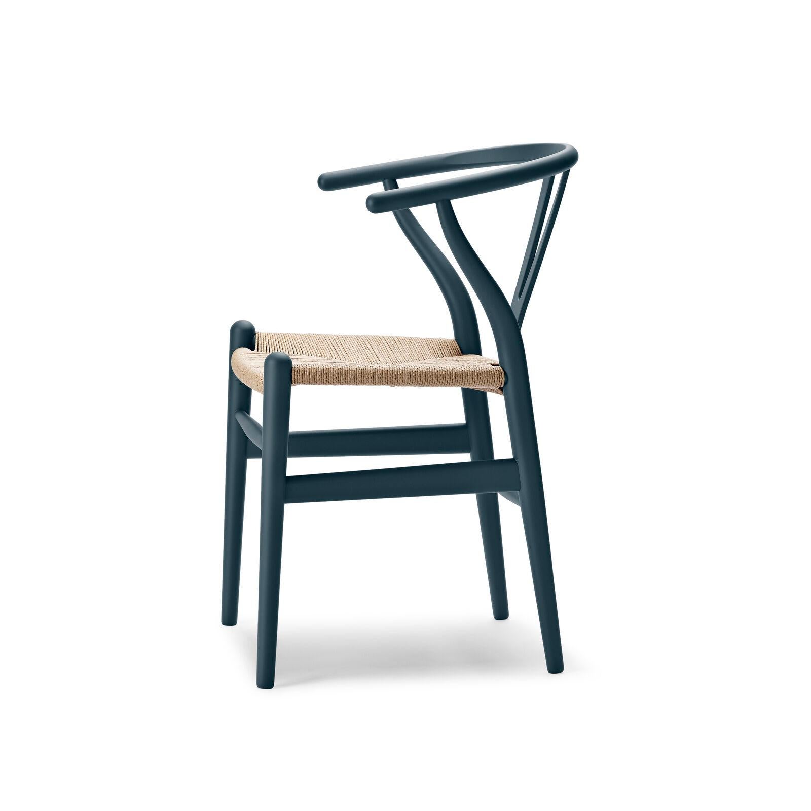 Das allererste Modell, das Hans J. Wegner 1949 exklusiv für Carl Hansen & Søn entwarf, der CH24 Wishbone Chair, wird seit seiner Einführung im Jahr 1950 kontinuierlich produziert. Bei der Gestaltung des CH24 entschied sich Wegner dafür, Rücken- und