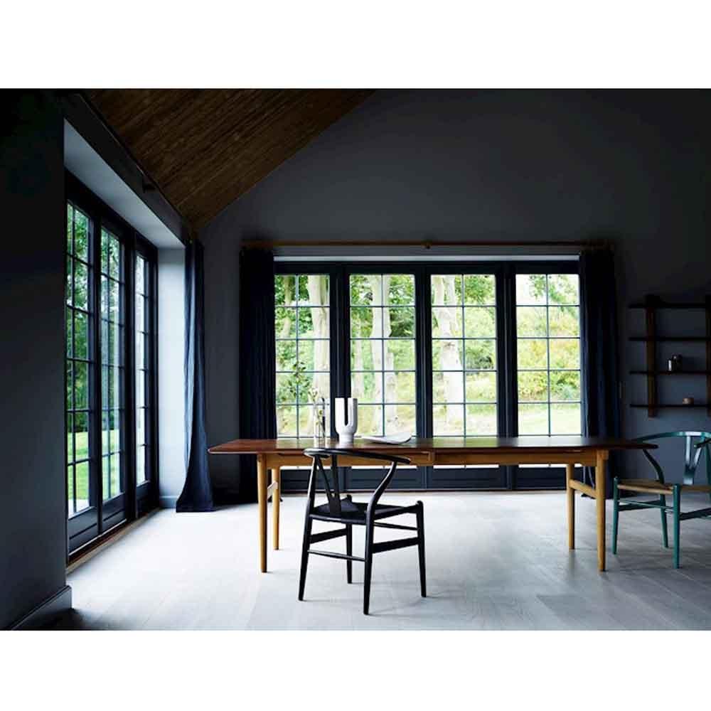 Hans J. Wegner CH24 Wishbone Chair Oak Black Natural Papercord für Carl Hansen (Papierkordel) im Angebot