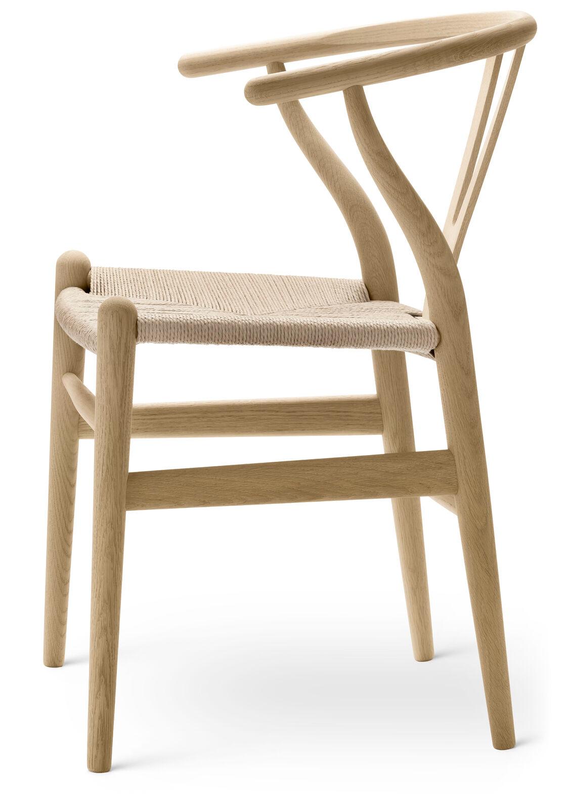 Das allererste Modell, das Hans J. Wegner 1949 exklusiv für Carl Hansen & Søn entwarf, der CH24 Wishbone Chair, wird seit seiner Einführung im Jahr 1950 kontinuierlich produziert. Bei der Gestaltung des CH24 entschied sich Wegner dafür, Rücken- und