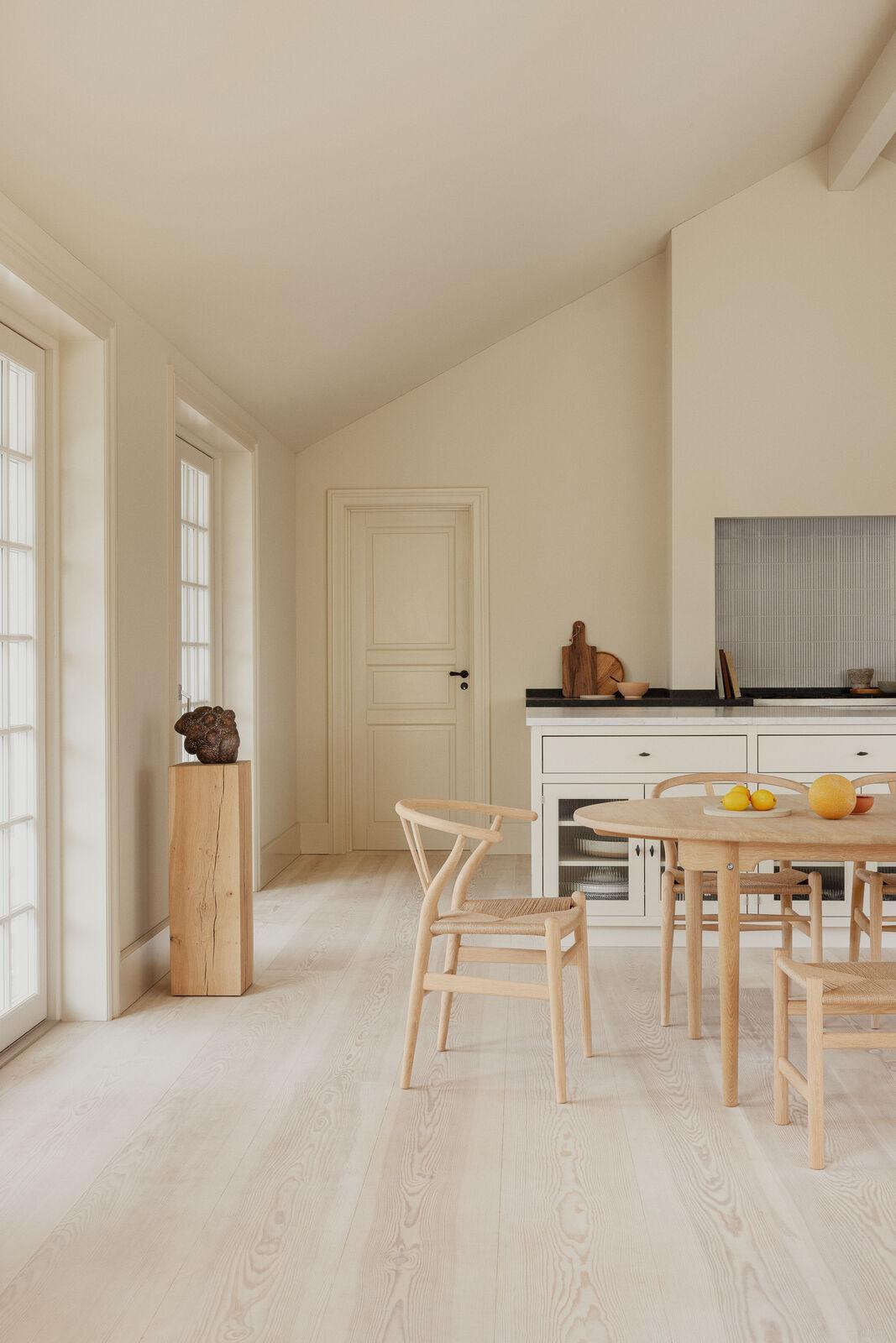 Hans J. Wegner CH24 Wishbone Chair Oak Soap Natural Papercord für Carl Hansen im Angebot 1