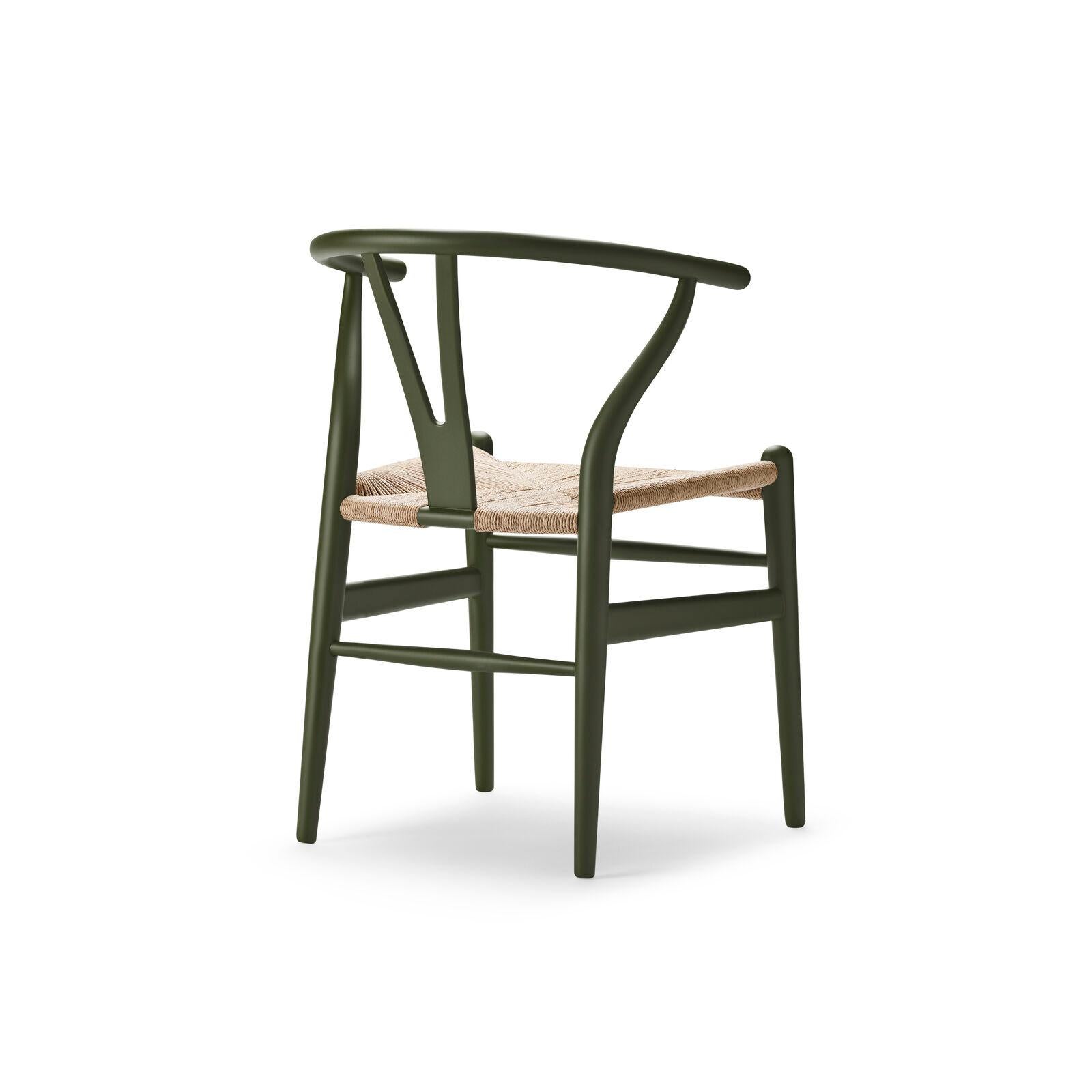 Das allererste Modell, das Hans J. Wegner 1949 exklusiv für Carl Hansen & Søn entwarf, der CH24 Wishbone Chair, wird seit seiner Einführung im Jahr 1950 kontinuierlich produziert. Bei der Gestaltung des CH24 entschied sich Wegner dafür, Rücken- und