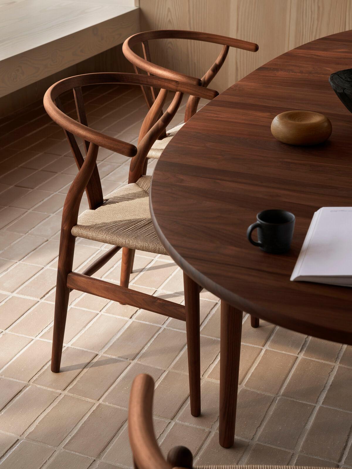 Hans J. Wegner CH24 Wishbone Chair Nussbaumöl Natural Papercord für Carl Hansen im Angebot 1