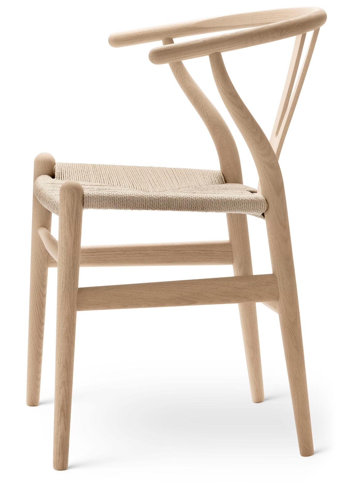Das allererste Modell, das Hans J. Wegner 1949 exklusiv für Carl Hansen & Søn entwarf, der CH24 Wishbone Chair, wird seit seiner Einführung im Jahr 1950 kontinuierlich produziert. Bei der Gestaltung des CH24 entschied sich Wegner dafür, Rücken- und