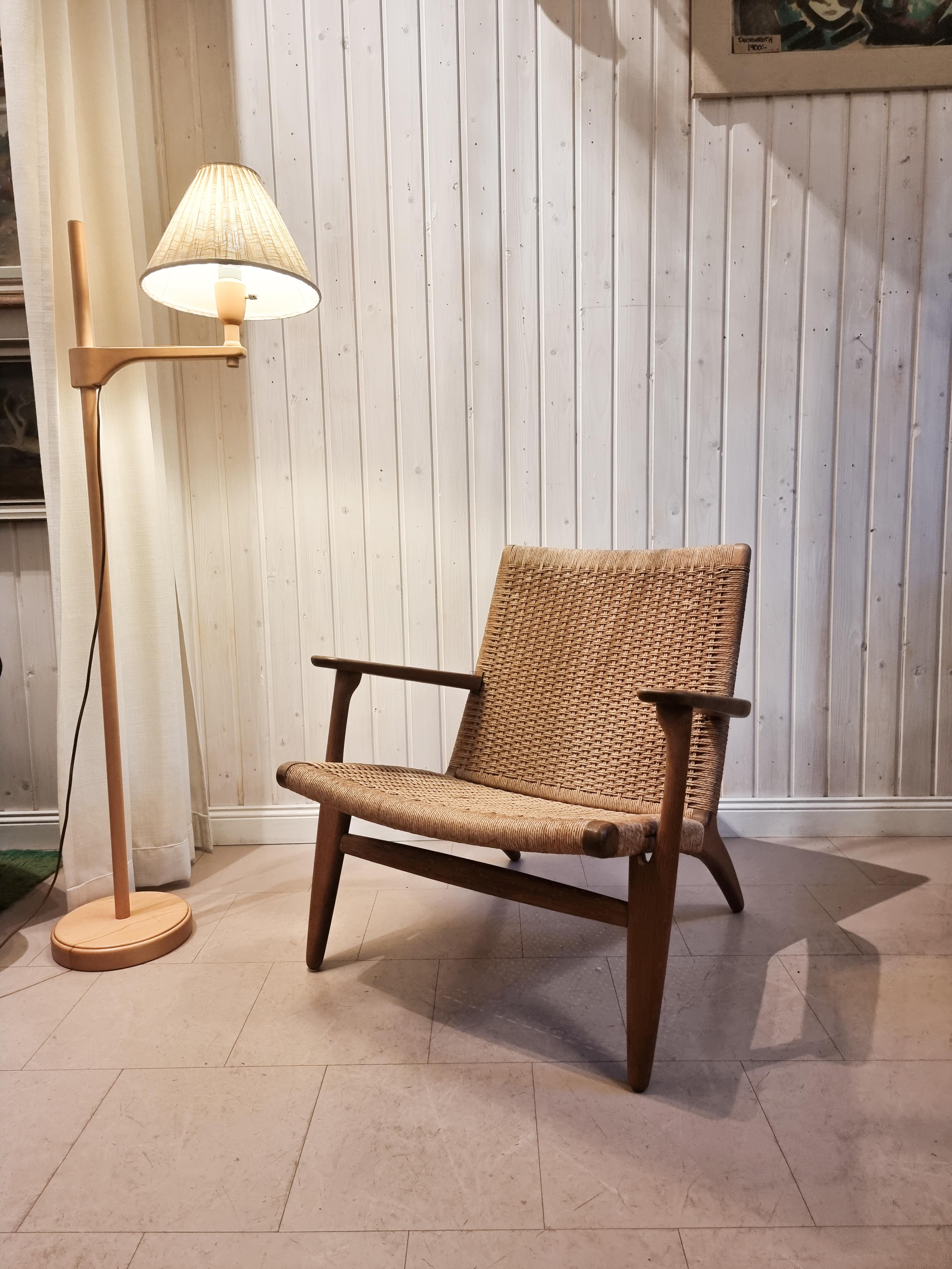 Chaise CH25 iconique en chêne et corde conçue par Hans J. Wegner pour Carl Hansen & Son, Danemark, milieu des années 1900. Fabriqué au milieu des années 1900.

Profondeur d'assise d'environ 47,50 cm.

En bon état, signes d'âge et d'usure. Petites