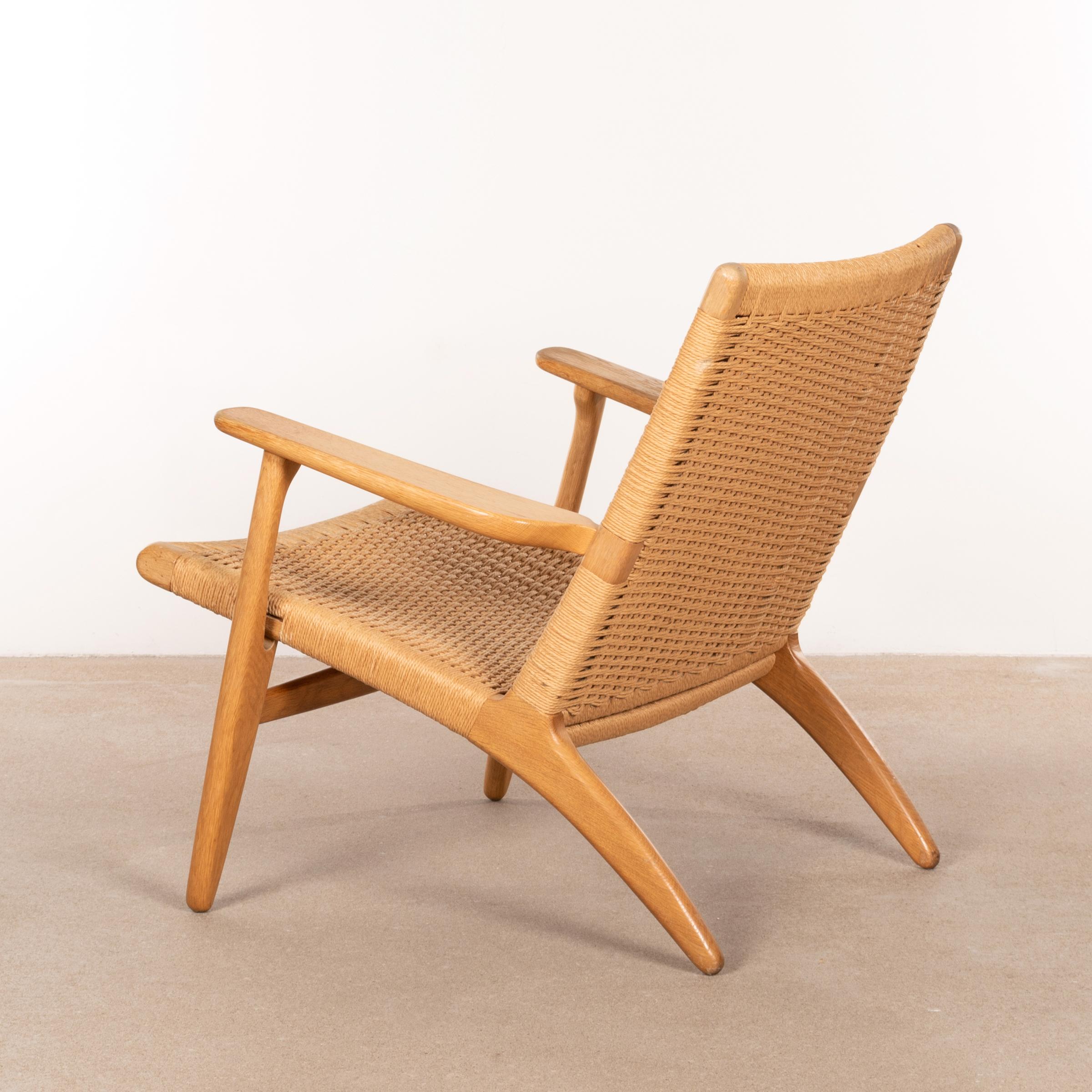 Hans J. Wegner CH25 Lounge Chair in Oak and Naturel Cord for Carl Hansen & Søn In Good Condition In Amsterdam, NL