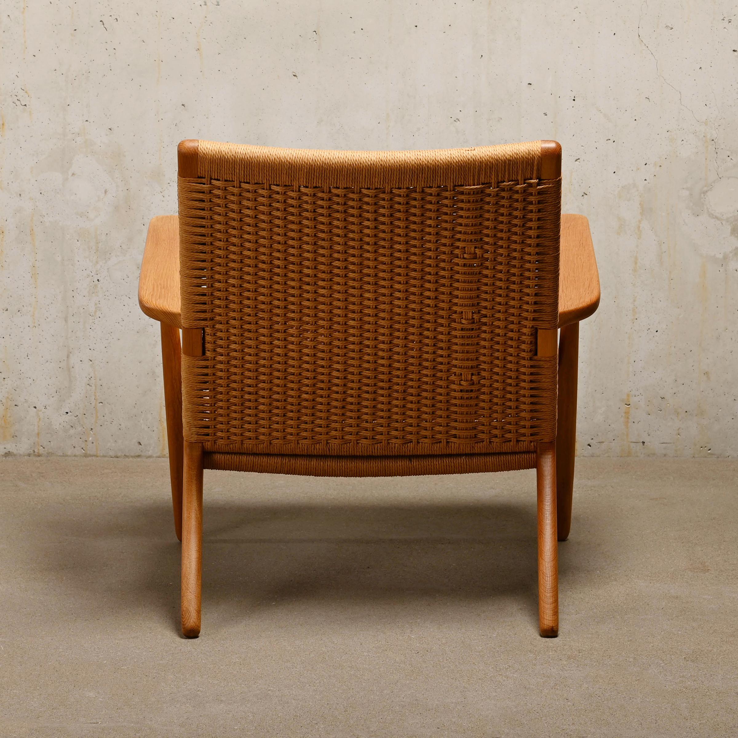 Hans J. Wegner CH25 Lounge Chair in oak and paper-cord for Carl Hansen & Son In Good Condition In Amsterdam, NL