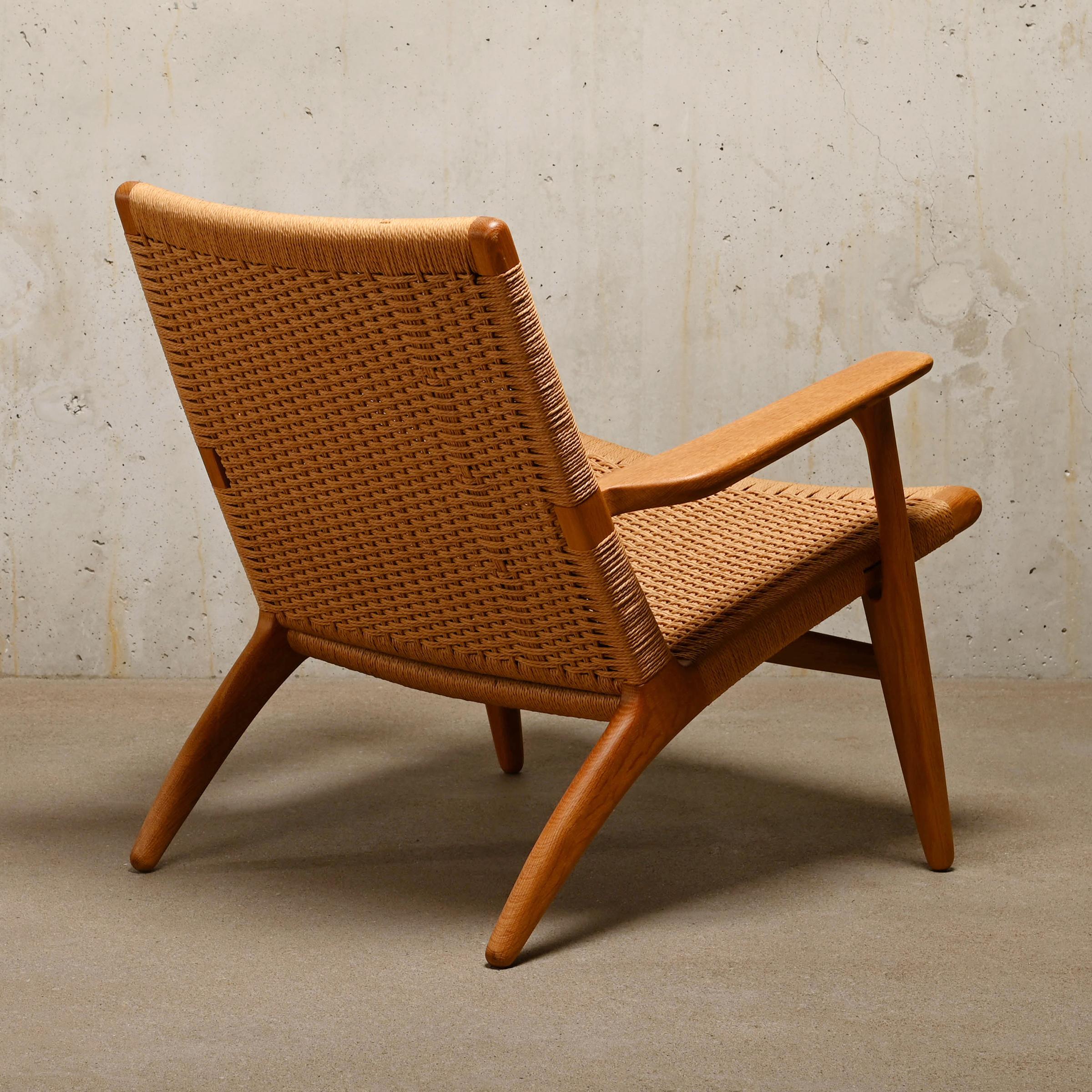 Mid-20th Century Hans J. Wegner CH25 Lounge Chair in oak and paper-cord for Carl Hansen & Son