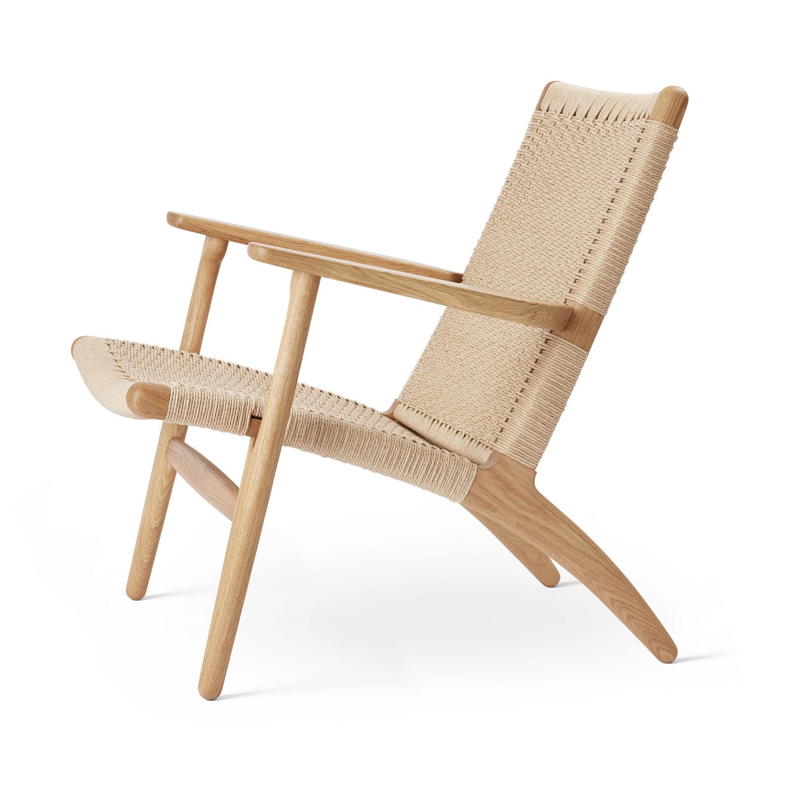 Die geflochtene Papierkordel im CH25 Lounge Chair war ein Ersatz für Seegras, das während des Zweiten Weltkriegs entwickelt wurde. Hans J. Wegner war von der Optik des MATERIALs, seiner Unverformbarkeit und optimalen Haltbarkeit begeistert. Ein