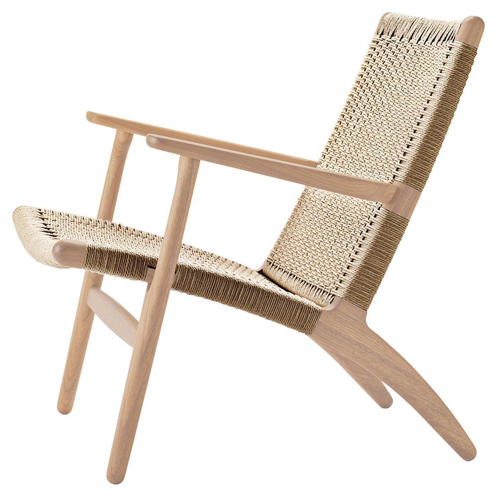 Die gewebte Papierschnur des CH25 Lounge Chair war ein Ersatz für Seegras, der während des Zweiten Weltkriegs entwickelt wurde. Hans J. Wegner war von der Optik des MATERIALs, seiner Unverformbarkeit und optimalen Haltbarkeit begeistert. Ein