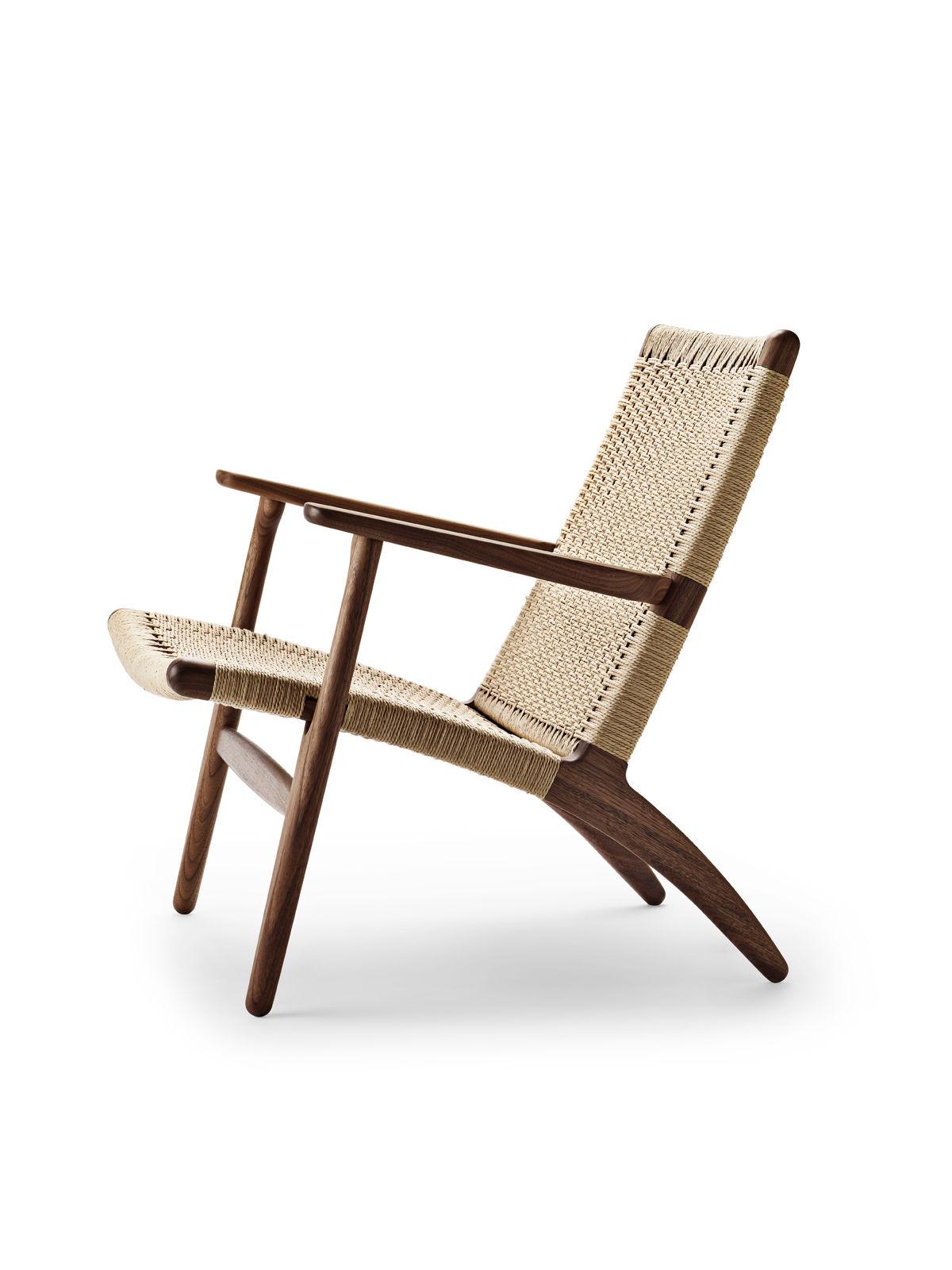 La Corde en papier tissé de la CH25 Lounge Chair a remplacé l'herbe de mer mise au point pendant la Seconde Guerre mondiale. Hans J. Wegner a été enthousiasmé par l'aspect du matériau, son absence d'étirement et sa durabilité optimale. Il faut à un