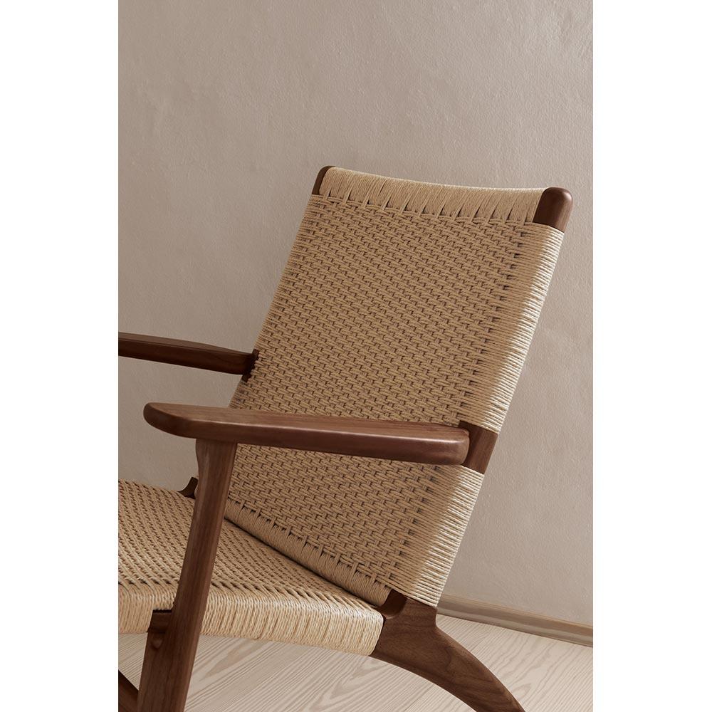 Danois Hans J. Wegner CH25 Chaise longue Noyer Huile Naturelle Papercord pour Hans Hansen en vente