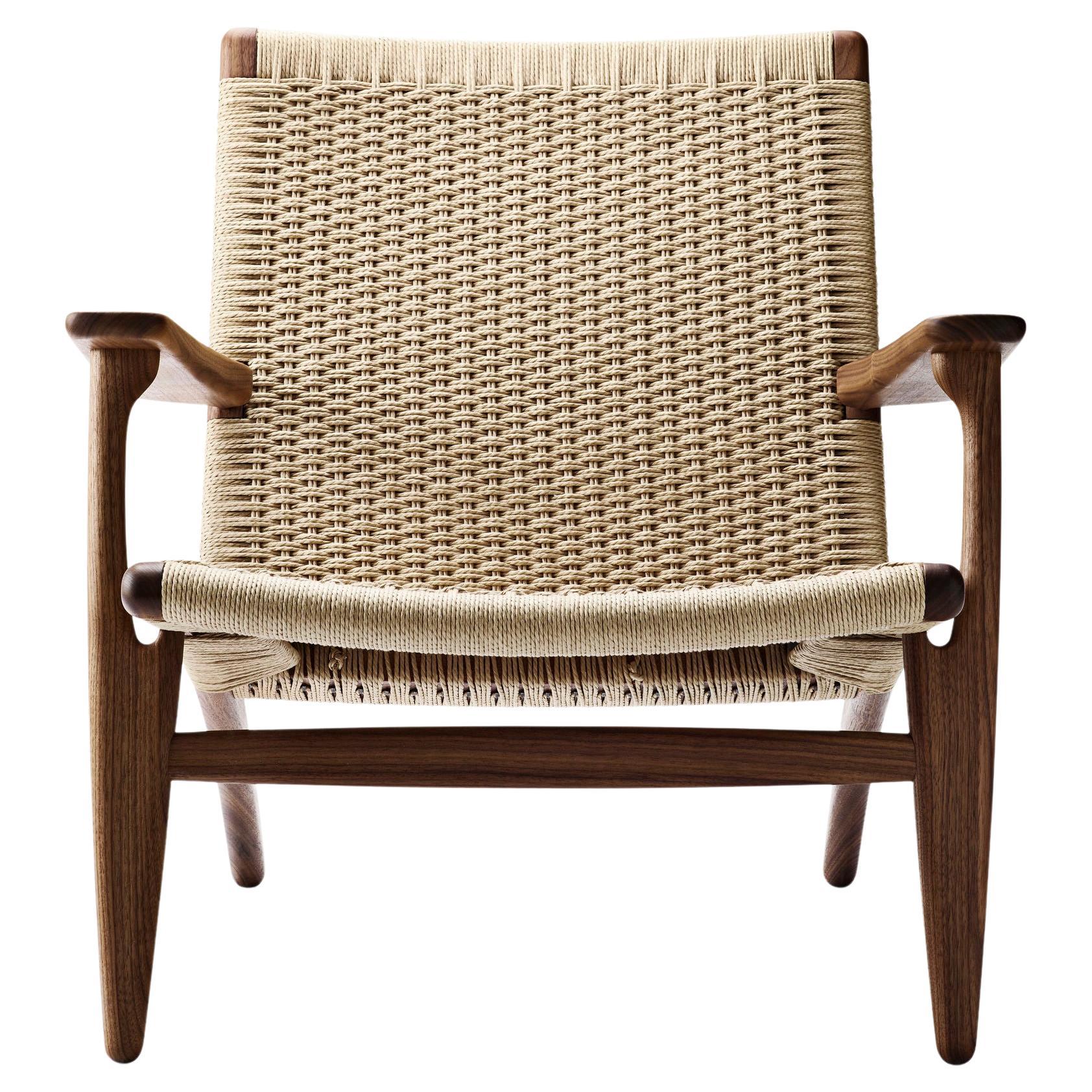 Hans J. Wegner CH25 Lounge Chair Nussbaumöl Natural Papercord für Carl Hansen