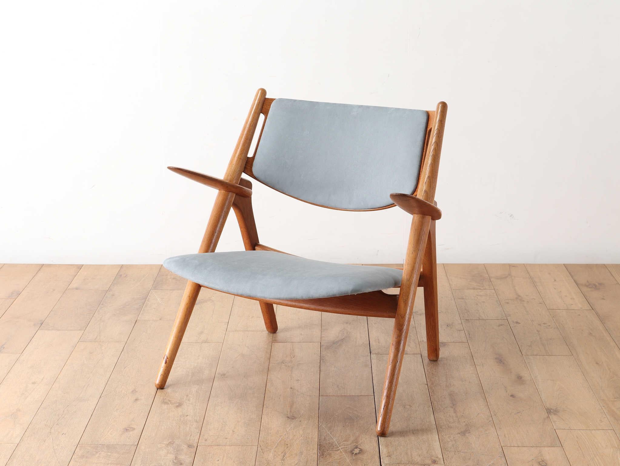SAWBUCK CHAIR CH28, designed in 1951 by the Danish master Hans J. Wegner and produced by Carl Hansen & Søn. A wonderfully comfortable chair that shows the perfect balance between striking form and function in Hans J.  Wegner's unique pursuit of