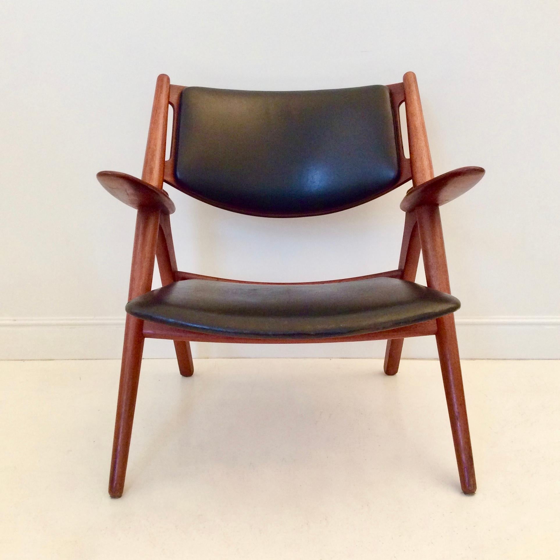 Hans J.Wegner CH28 Sawbuck armchair for Carl Hansen and Son, circa 1960, Denmark.
Teak and original black leather, nice patinated.
Designed in 1952.
Stamped underneath.
Dimensions: 73 cm H, 73 cm W, 68 cm D, seat height: 37 cm.
Good original