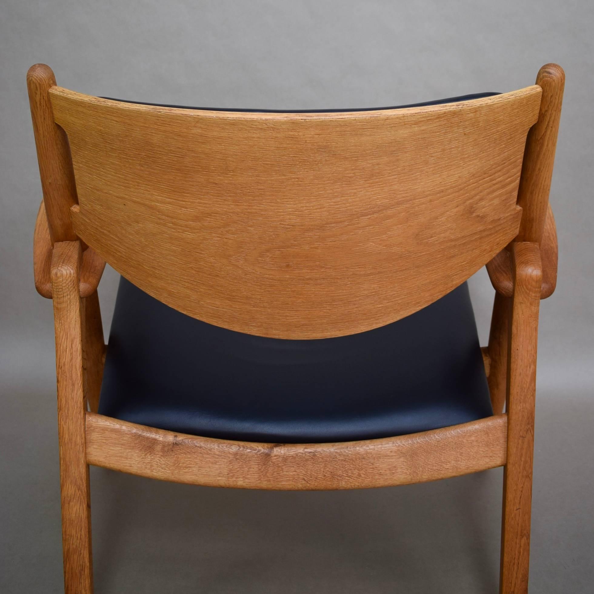 Hans J. Wegner CH28 Sawbuck Lounge Chair, Denmark, circa 1950 4