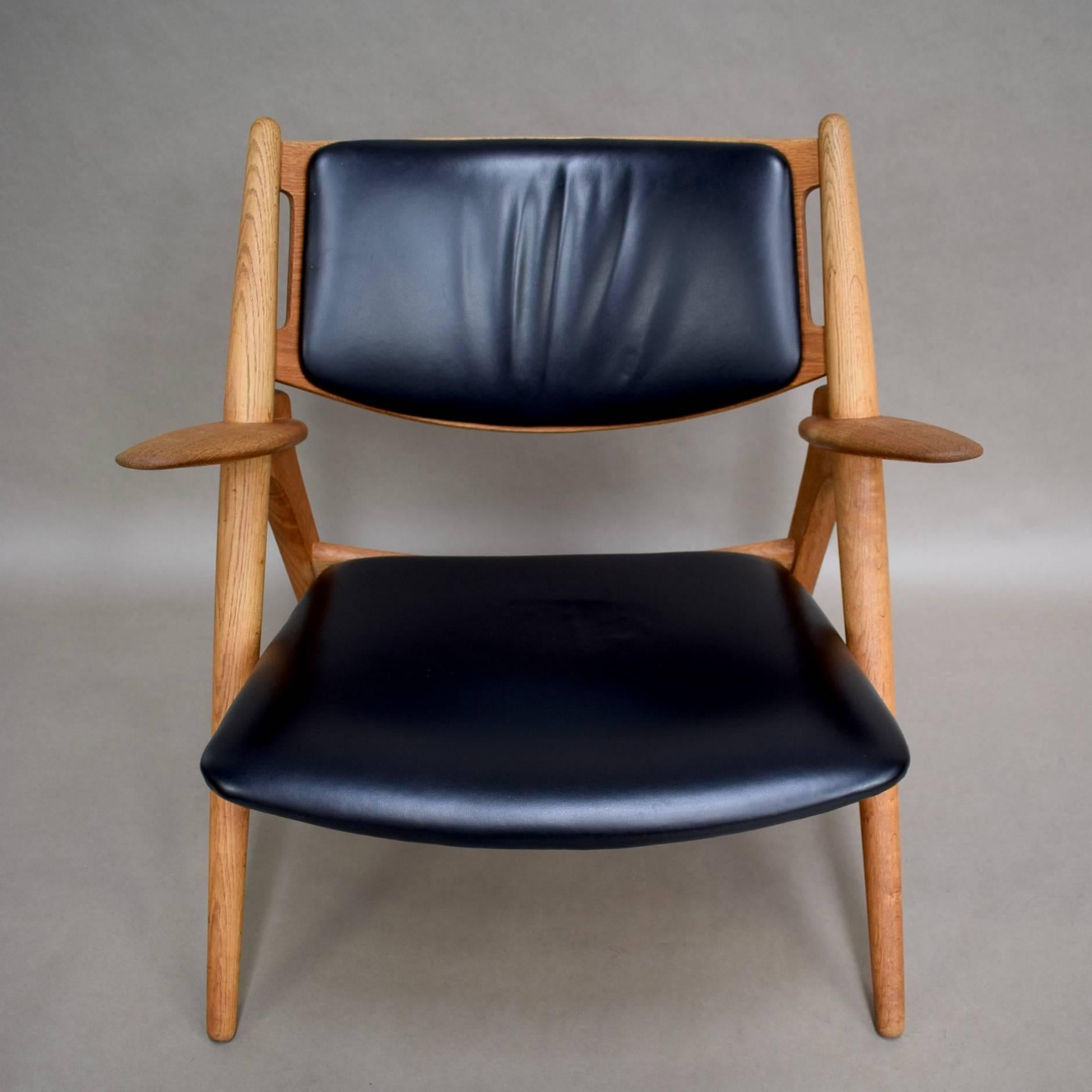 Hans J. Wegner CH28 Sawbuck Lounge Chair, Denmark, circa 1950 In Good Condition In Pijnacker, Zuid-Holland
