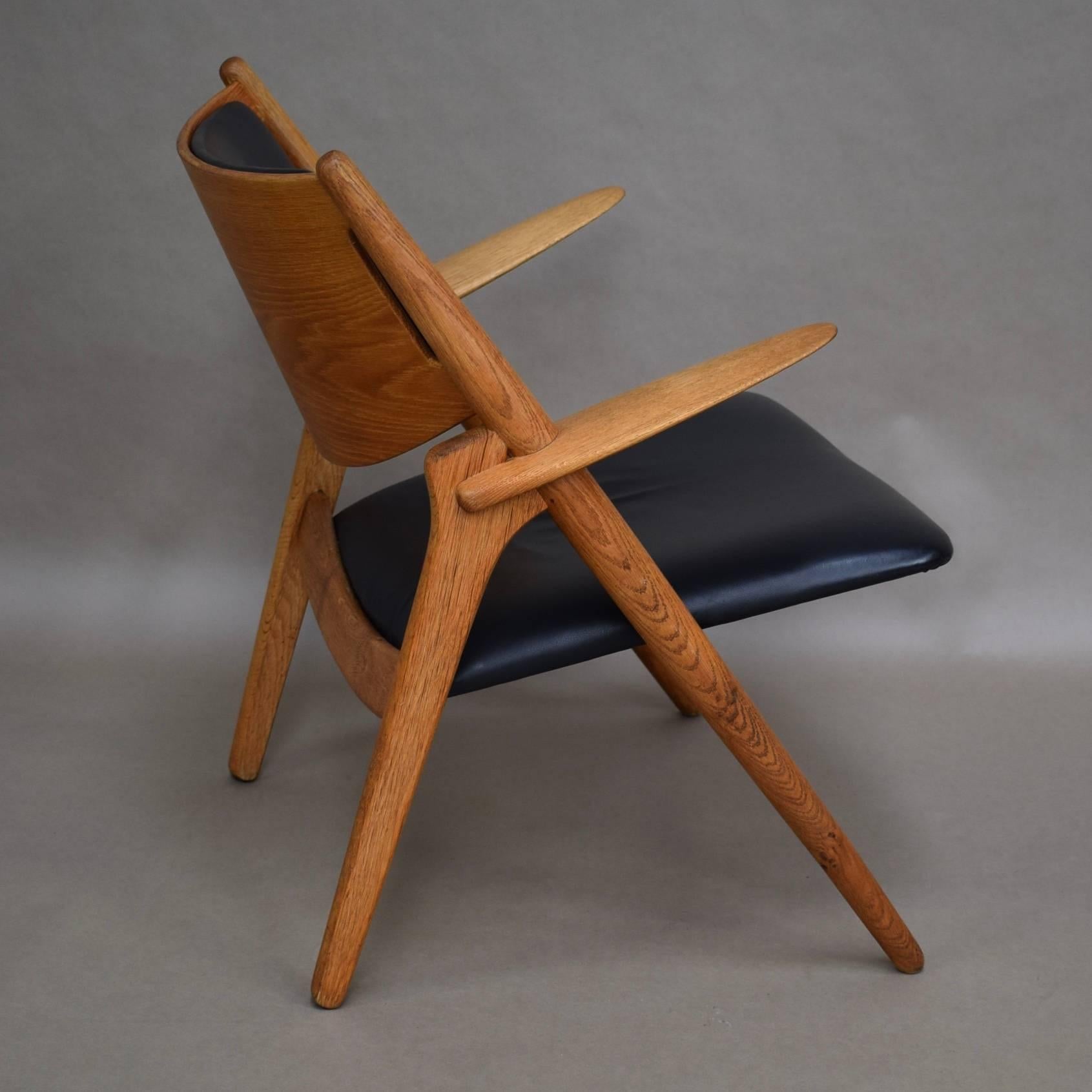 Hans J. Wegner CH28 Sawbuck Lounge Chair, Denmark, circa 1950 1