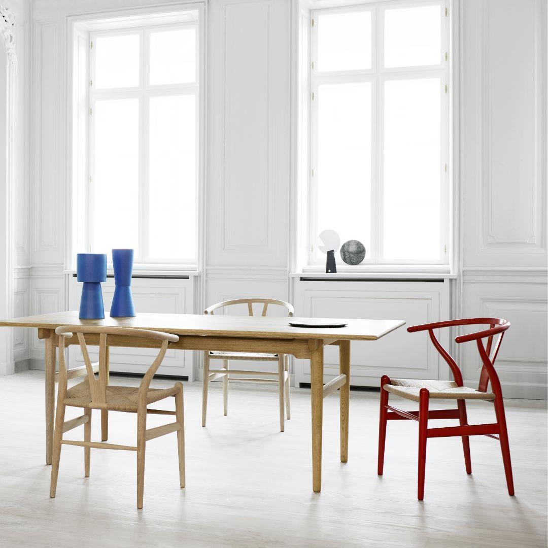 Table de salle à manger 'CH327' de Hans J. Wegner en chêne et savon pour Carl Hansen & Son

L'histoire de la modernité danoise commence en 1908, lorsque Carl Hansen ouvre son premier atelier. Son engagement ferme envers la beauté, le confort, le