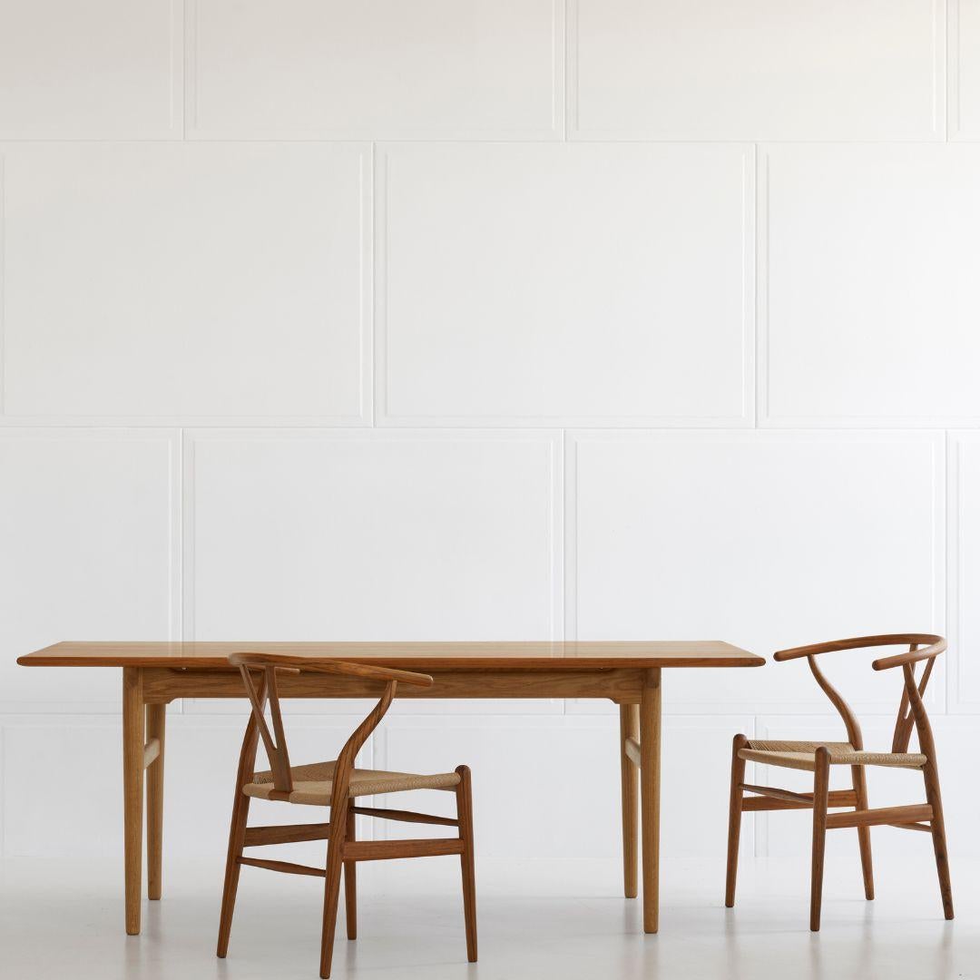 Table de salle à manger 'CH327' de Hans J. Wegner en teck et huile pour Carl Hansen & Son

L'histoire de la modernité danoise commence en 1908, lorsque Carl Hansen ouvre son premier atelier. Son engagement ferme en faveur de la beauté, du confort,