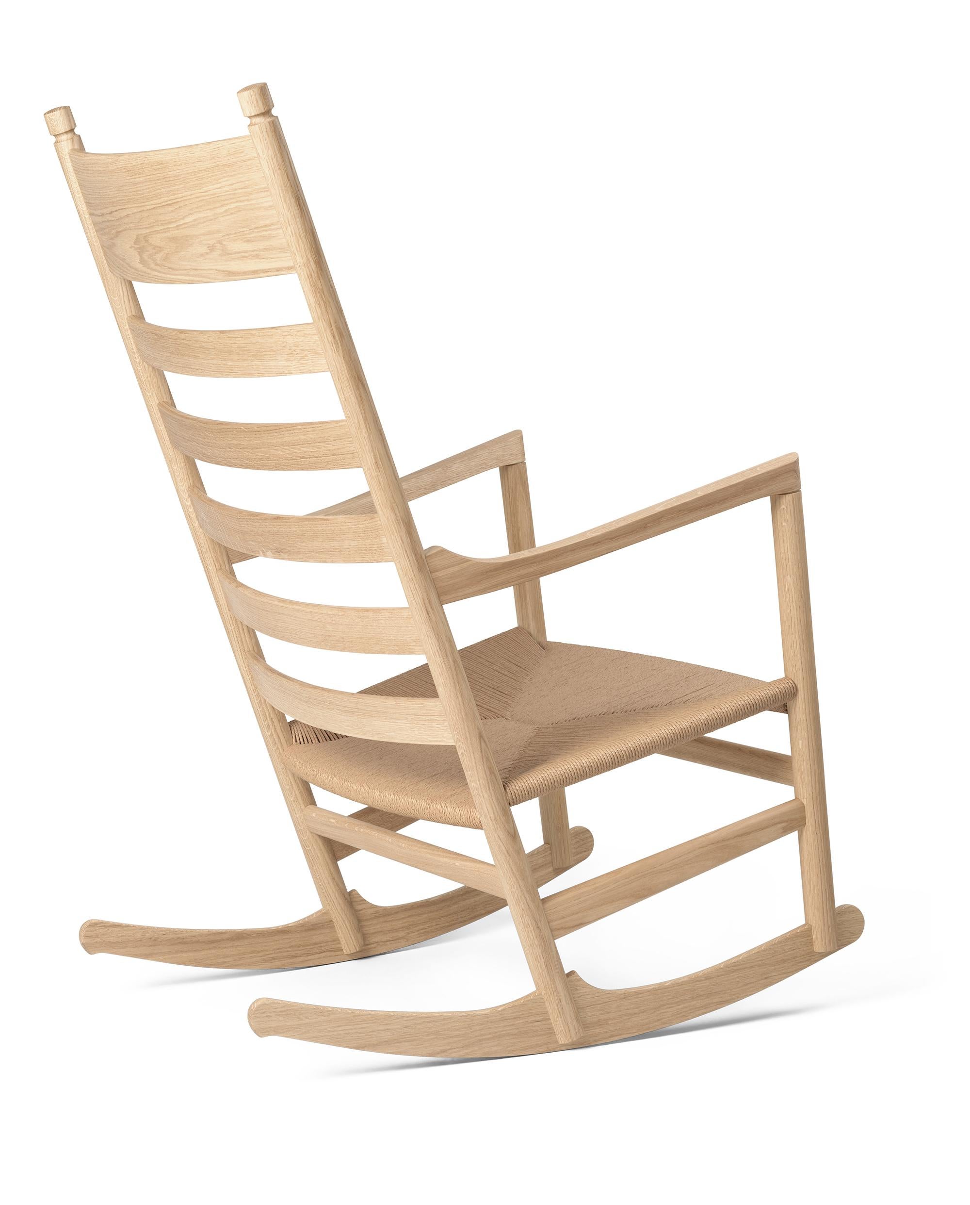 Hans J. Wegner 'CH45' Rocking Chair for Carl Hansen & Son in Oak Soap.

L'histoire de la modernité danoise commence en 1908, lorsque Carl Hansen ouvre son premier atelier. Son engagement ferme en faveur de la beauté, du confort, du raffinement et de