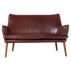 Divano Hans J. Wegner CH72 in pelle color sangue di bue, design danese, 1952