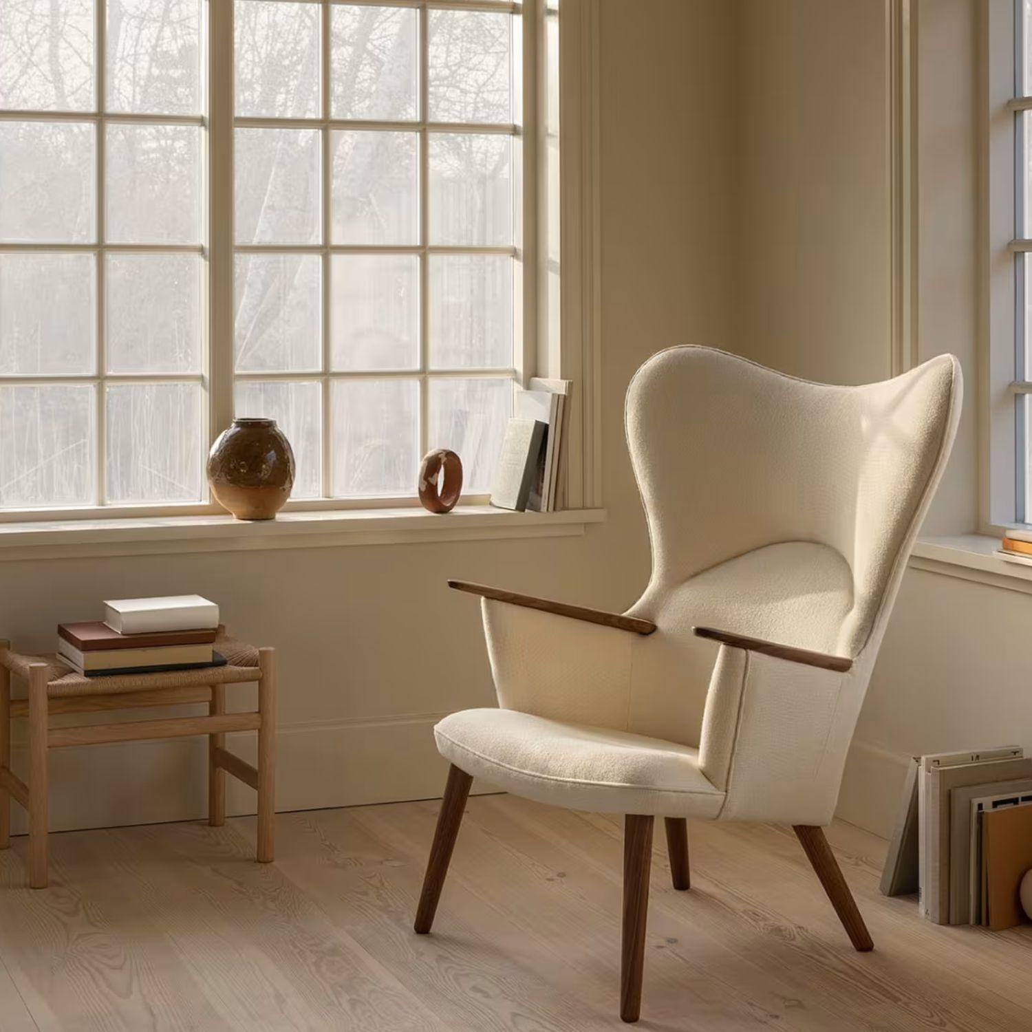 Sedia Mamma Orso 'CH78' di Hans J. Wegner in noce per Carl Hansen & Son

La storia del Modernismo Danese inizia nel 1908, quando Carl Hansen aprì il suo primo laboratorio. Il suo impegno per la bellezza, il comfort, la raffinatezza e l'artigianato è