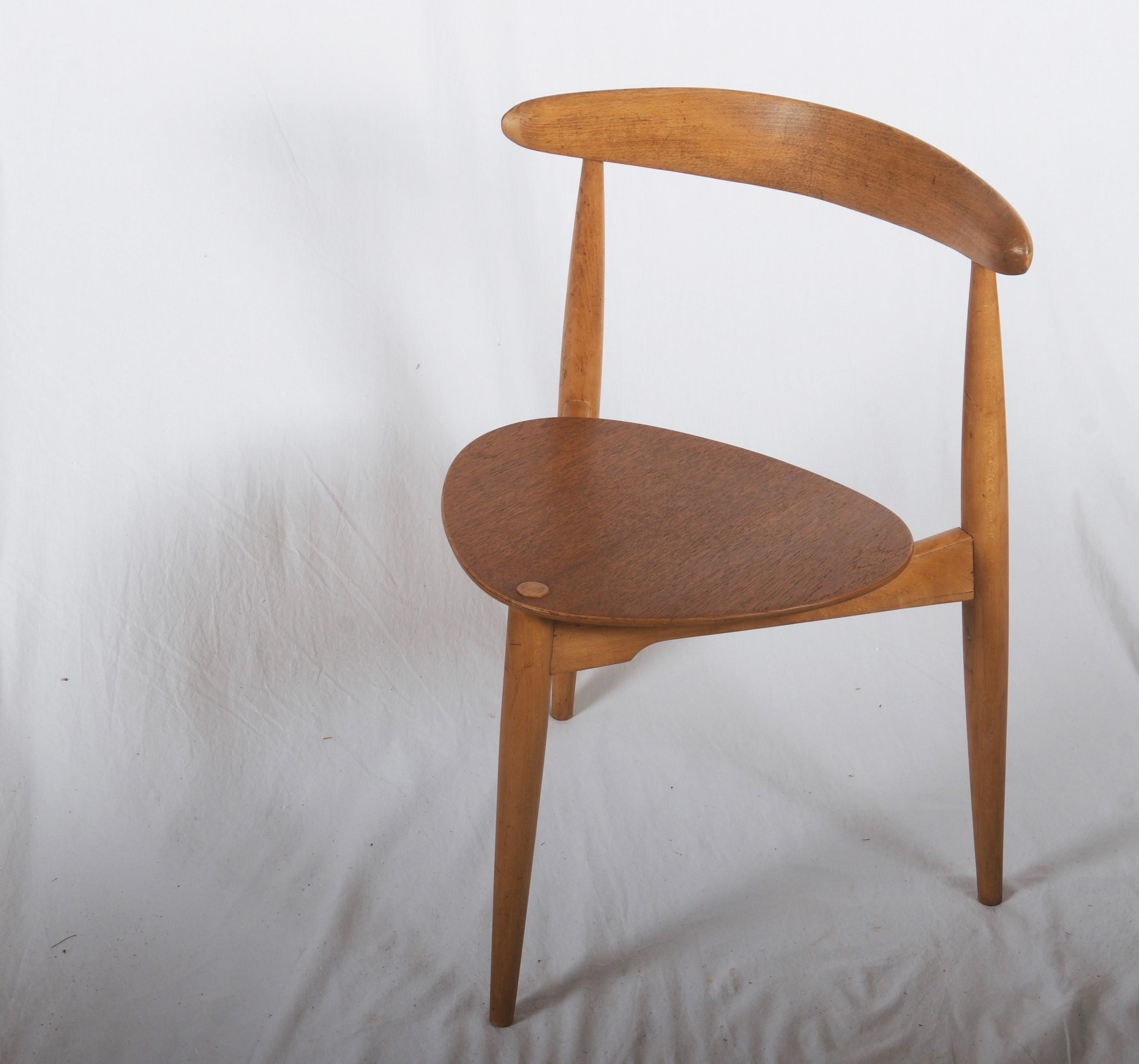 Hans J. Wegner stackable ‘heart’ tripod chairs, the seat made of the veneered teak frame and top rail of oak. Designed in 1952. Produced by Fritz Hansen, model FH 4103.
Literature. Noritsugu Oda: 'Danish Chairs' p. 118.
Signs of natural patina.