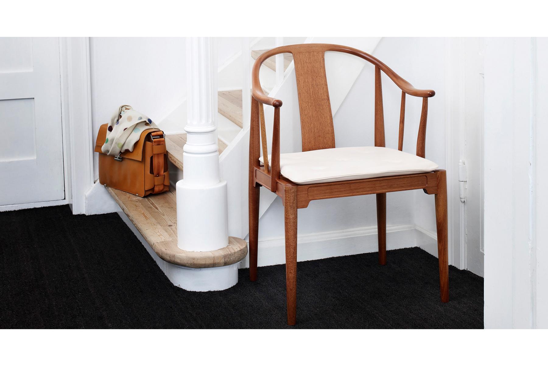 La chaise China a été conçue par Hans J. Wegner, en 1944, et elle se distingue comme étant la seule chaise en bois massif de la collection Fritz Hansen. Wegner s'est inspiré des chaises chinoises des 17e et 18e siècles pour créer ce classique