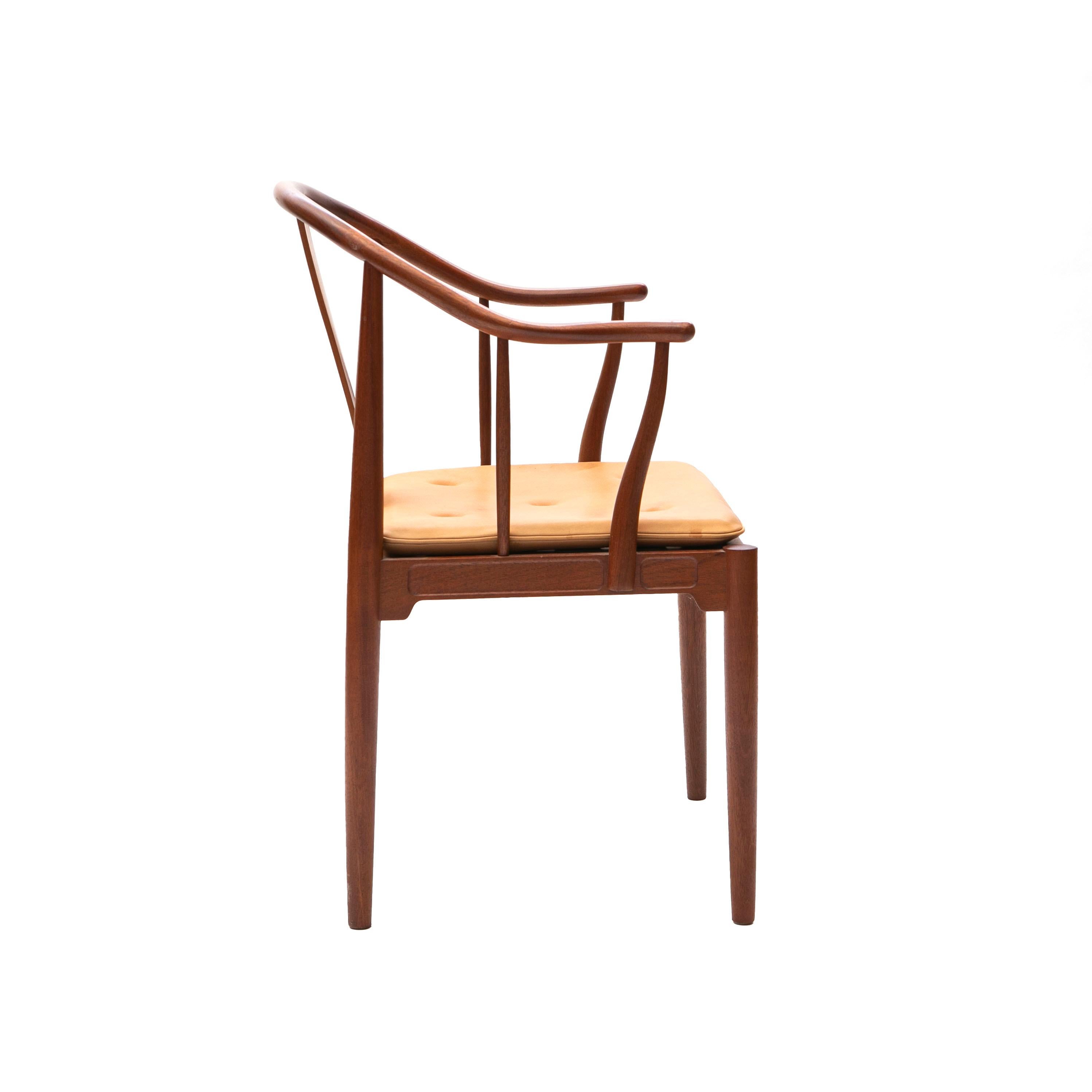 Hans J. Wegner La chaise China Chair en acajou avec coussin en cuir naturel.
Conçu en 1944 et fabriqué par Fritz Hansen, 1991.

Très bon état d'origine.