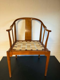 Hans J. Wegner "China Chair" in Nussbaum mit rotem Lederkissen, Dänemark