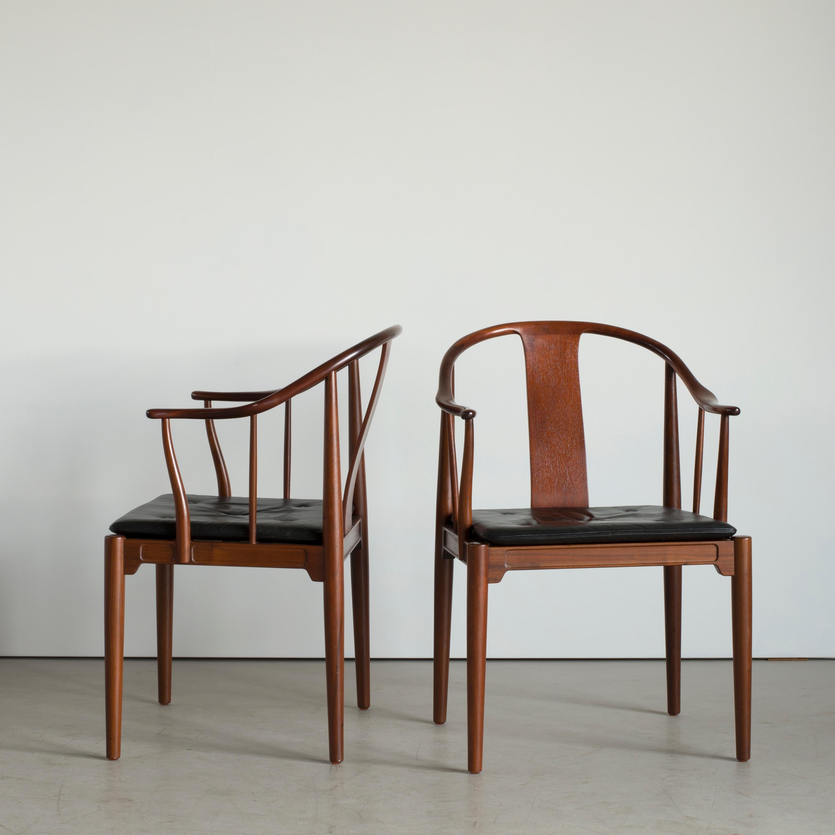 Chinesischer Stuhl aus Nussbaumholz von Hans J. Wegner für Fritz Hansen (Dänisch) im Angebot