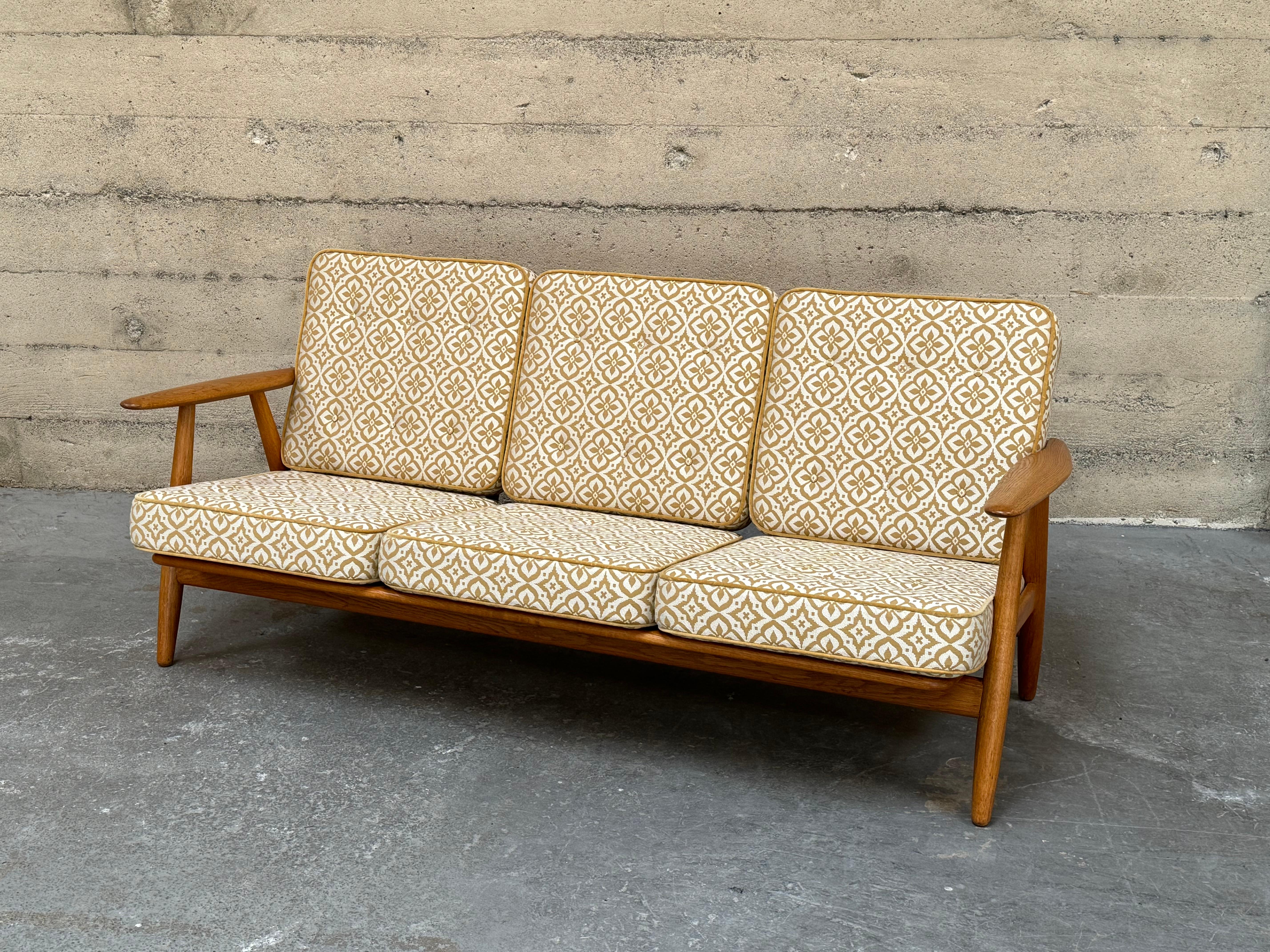 Klassisches Sofa Cigar von Hans J. Wegner aus Eiche. Neu bezogen mit einem Kvadrat-Textil mit Samteinfassung. Drei Sitze. Schöner Rahmen aus massiver Eiche mit Originallackierung, hergestellt in Dänemark um 1960. Dieser Eichenholzrahmen von Hans J.