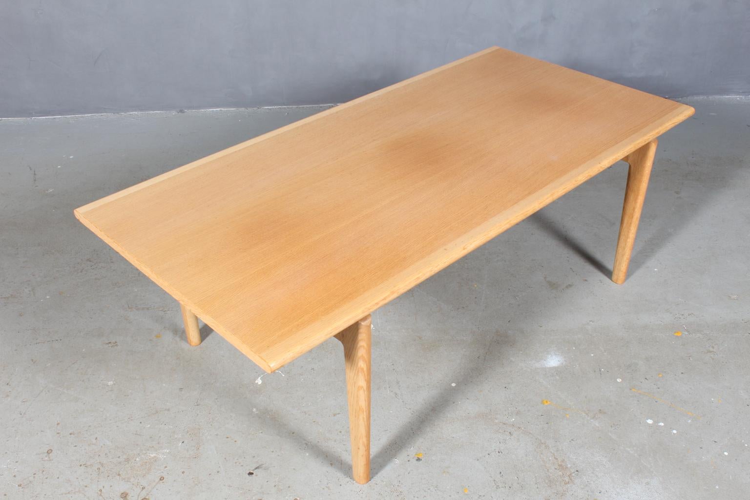 Hans J. Wegner coffee table, partly solid oak.

Model GE-15, made by GETAMA, Denmark.

Made by Andreas Tuck.
 