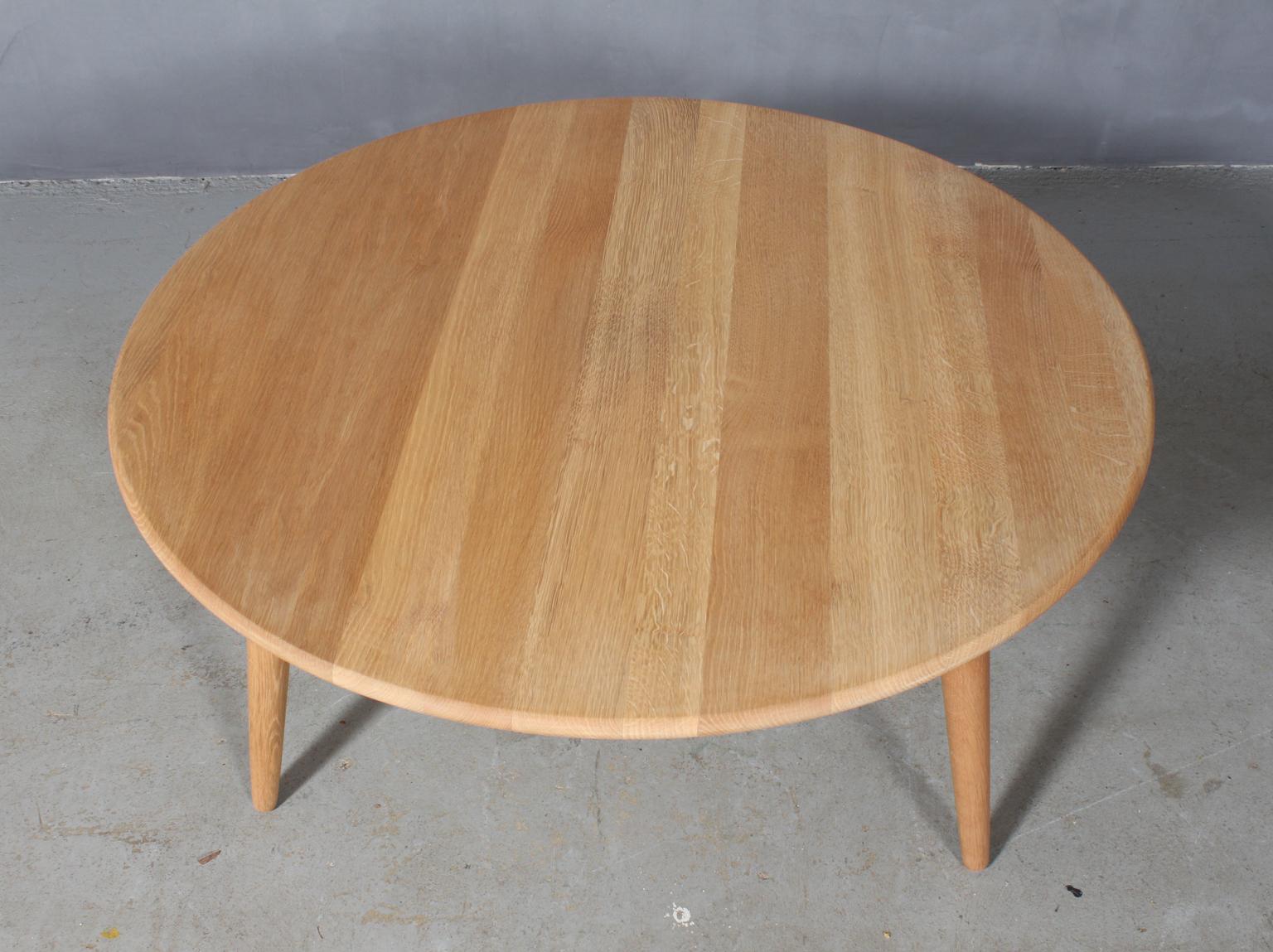 Hans J. Wegner coffee table, solid oak.

Made by Andreas Tuck.
       