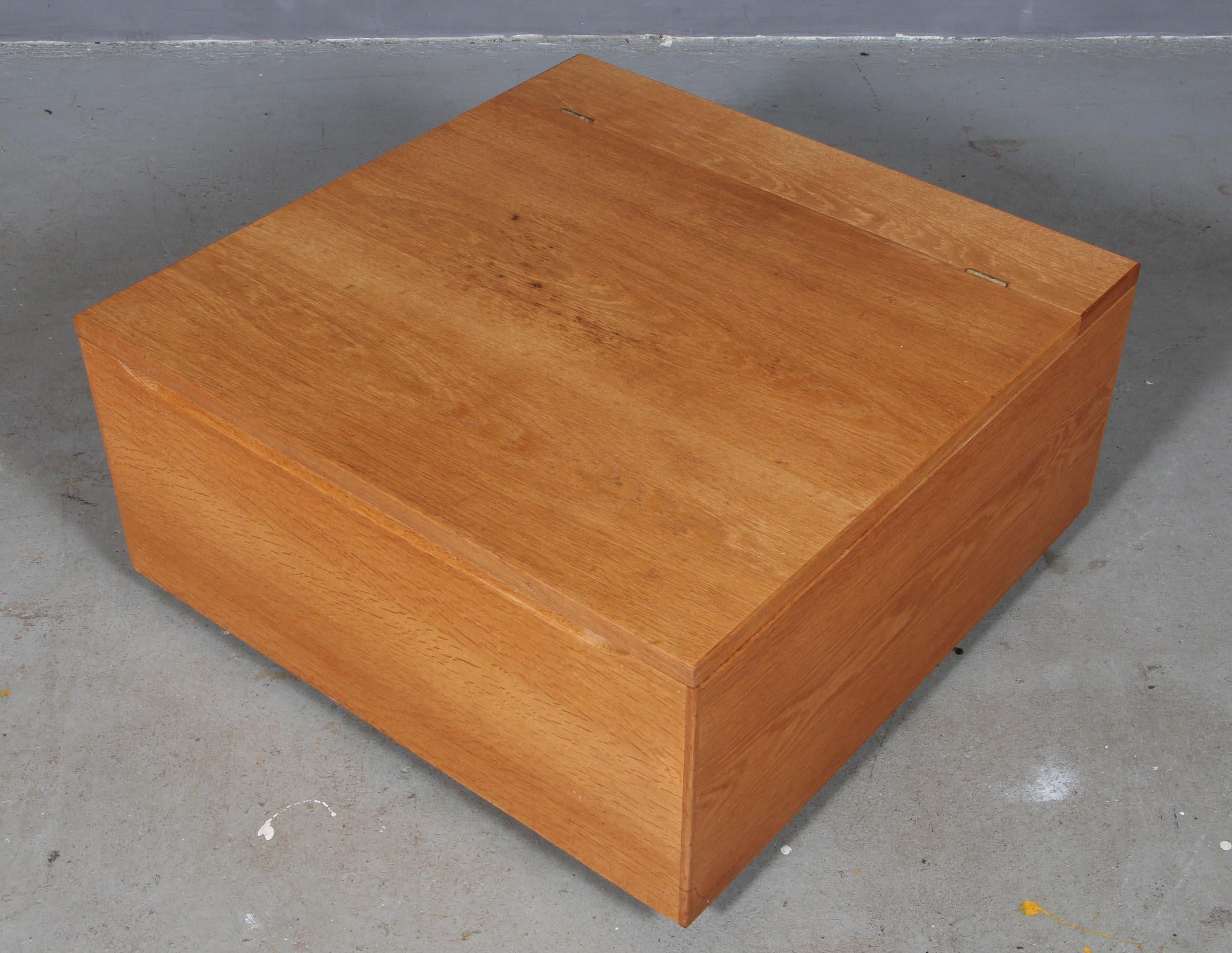Hans J. Wegner coffee table, with storage. Made in oak.

Model GE-20, made by GETAMA, Denmark.