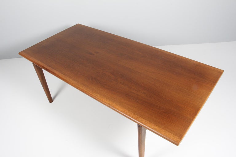 Hans J. Wegner coffee table, partly solid smoked oak.

Model GE-15, made by GETAMA, Denmark.