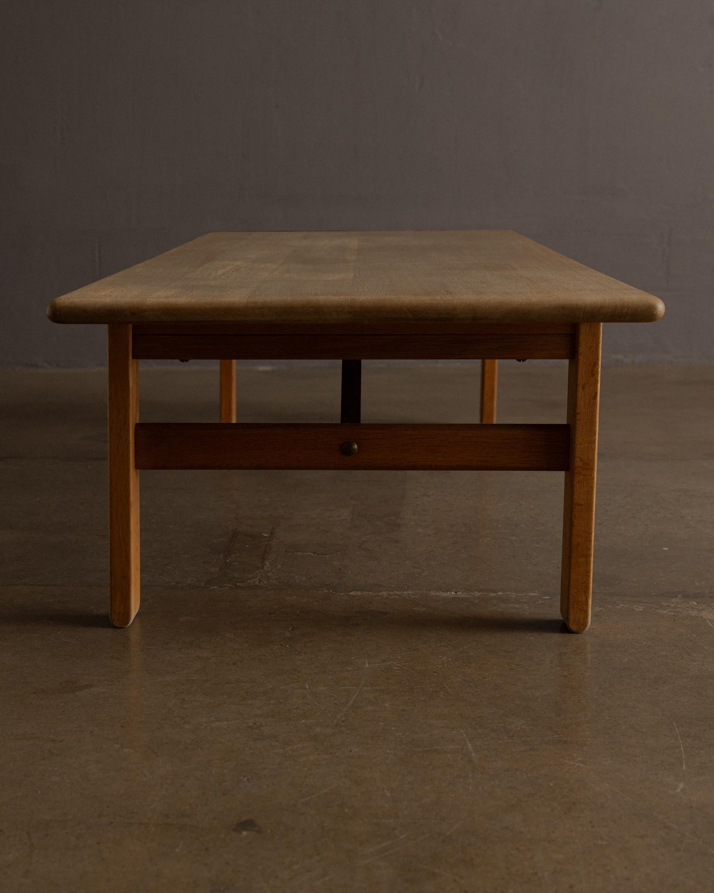Table basse Hans J. Wegner en Oak, Danemark Bon état - En vente à Los Angeles, CA