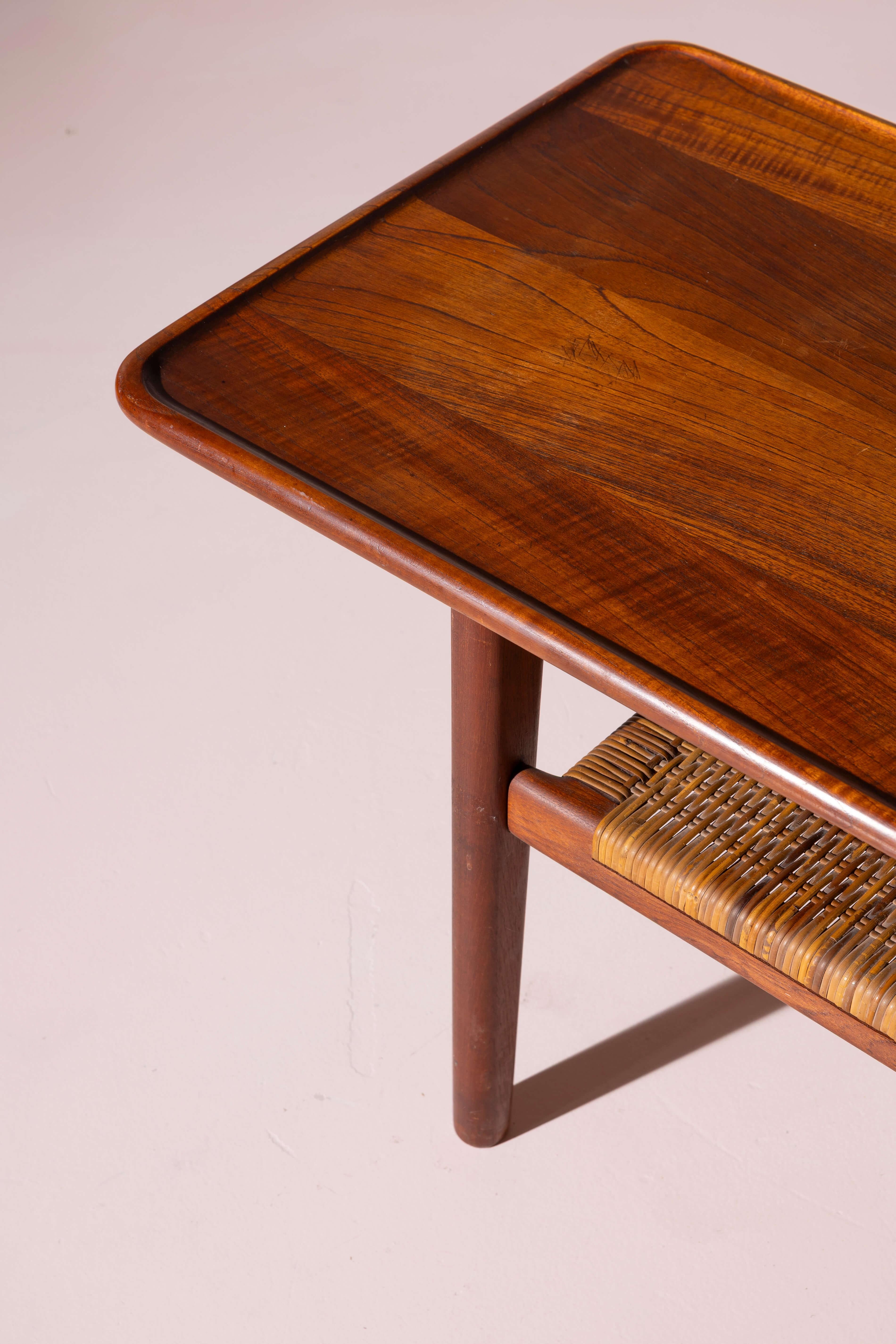 Hans J. Wegner coffee Table model AT-10 in Teak and Cane by Andreas Tuck, 1950s In Good Condition For Sale In Chiavari, Liguria