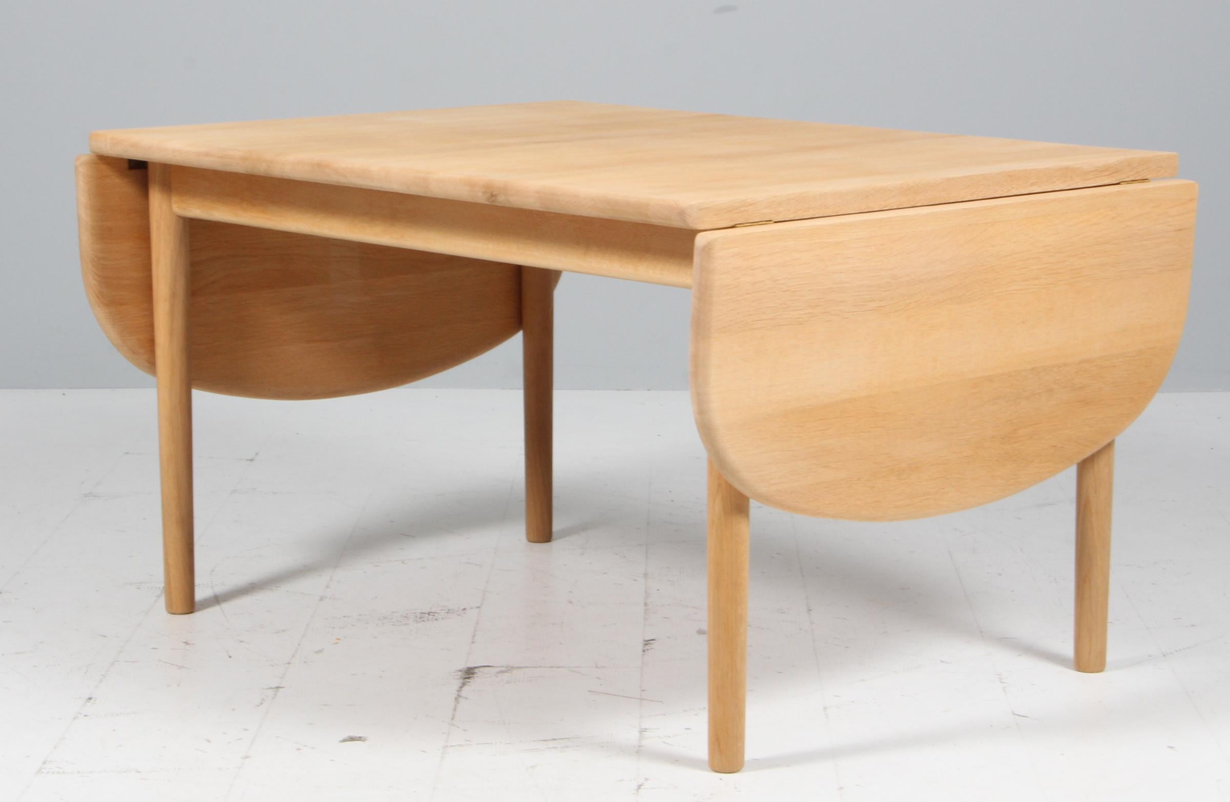 Hans J. Wegner coffee table, solid soap treated oak.

Two leafes of 32 cm each.

Model GE-85, made by GETAMA, Denmark.