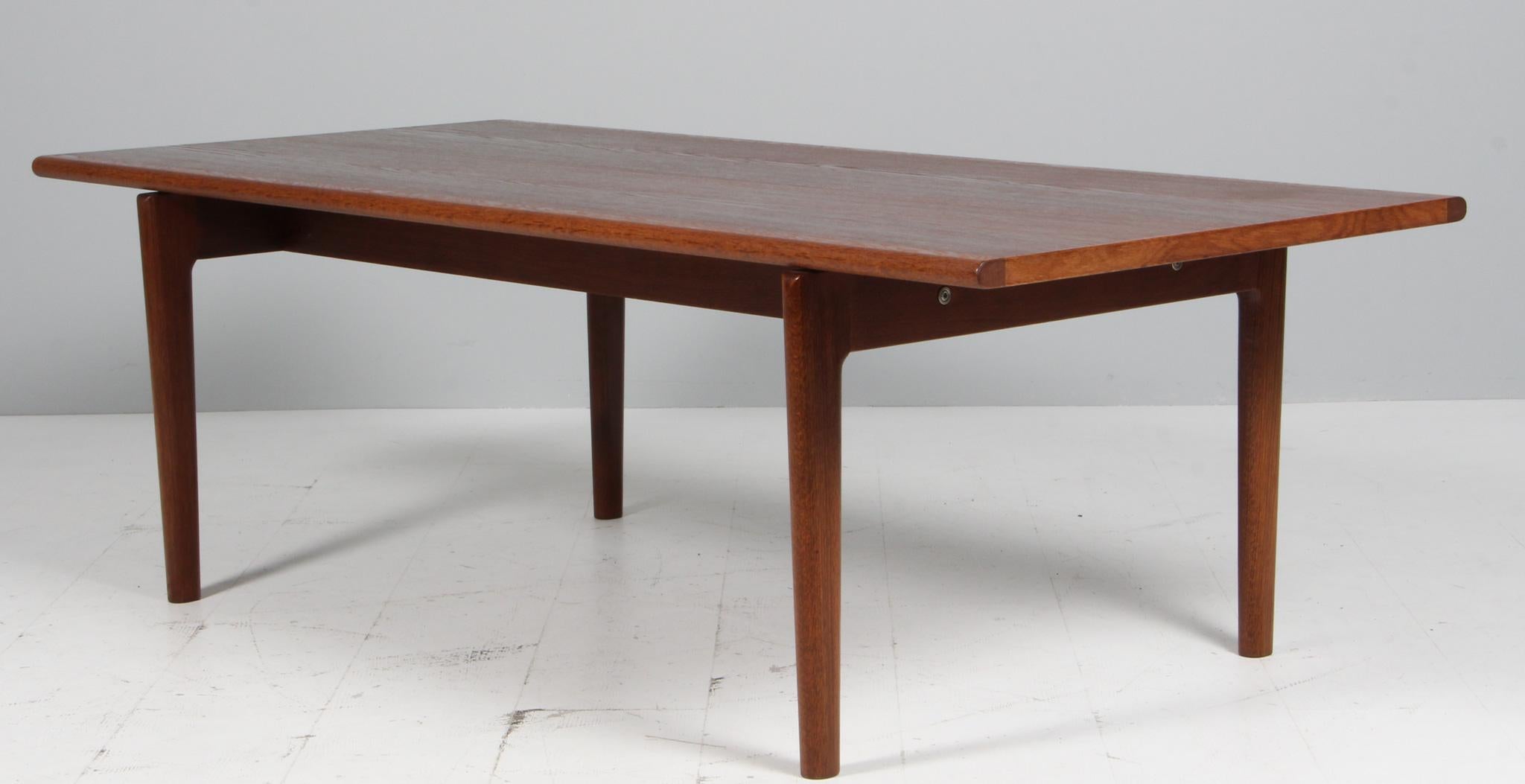 Table basse Hans J. Wegner, en partie en chêne massif fumé.

Modèle GE-15, fabriqué par GETAMA, Danemark.