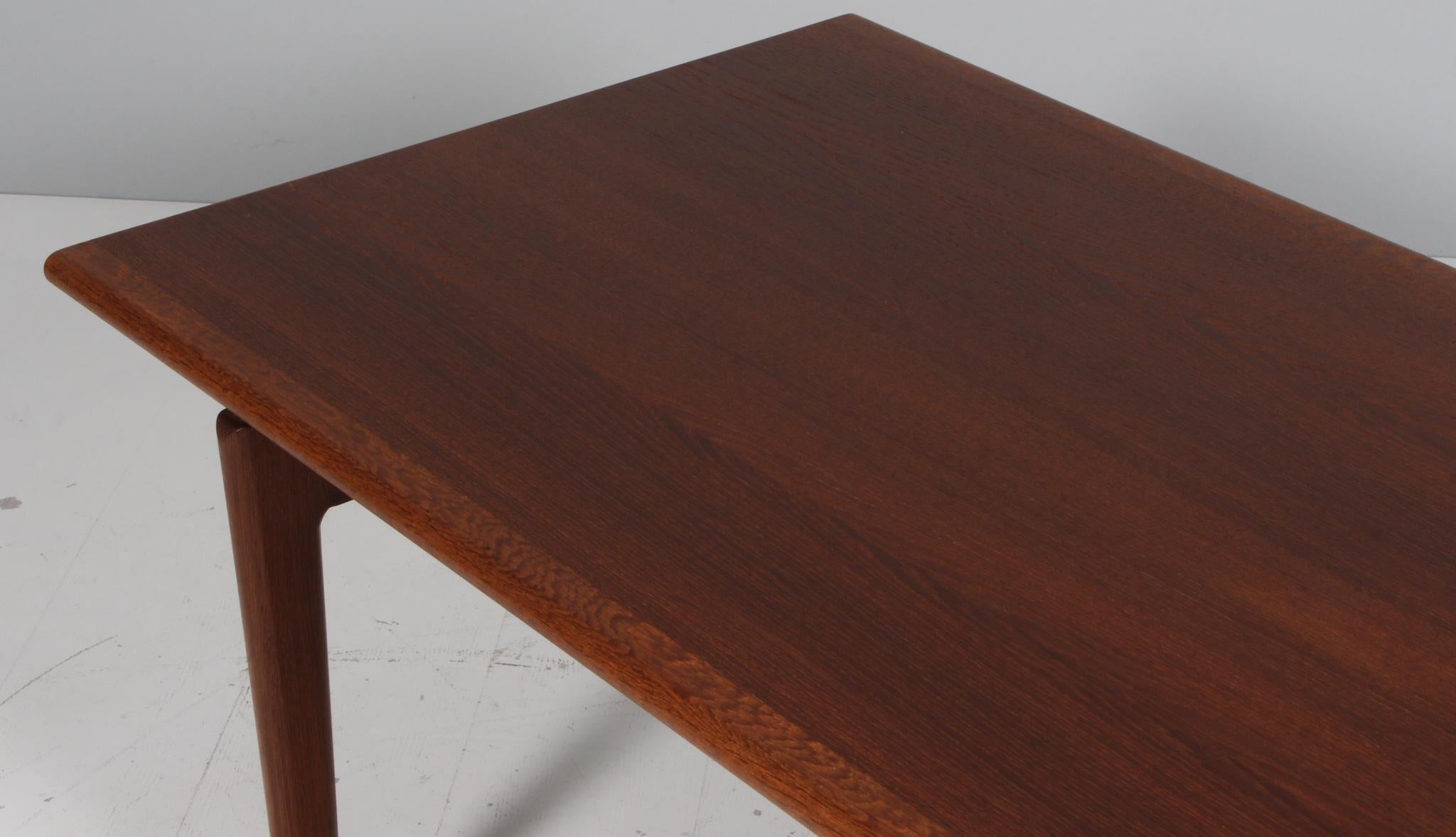 Danois Table basse Hans J. Wegner, chêne fumé, modèle GE15 en vente