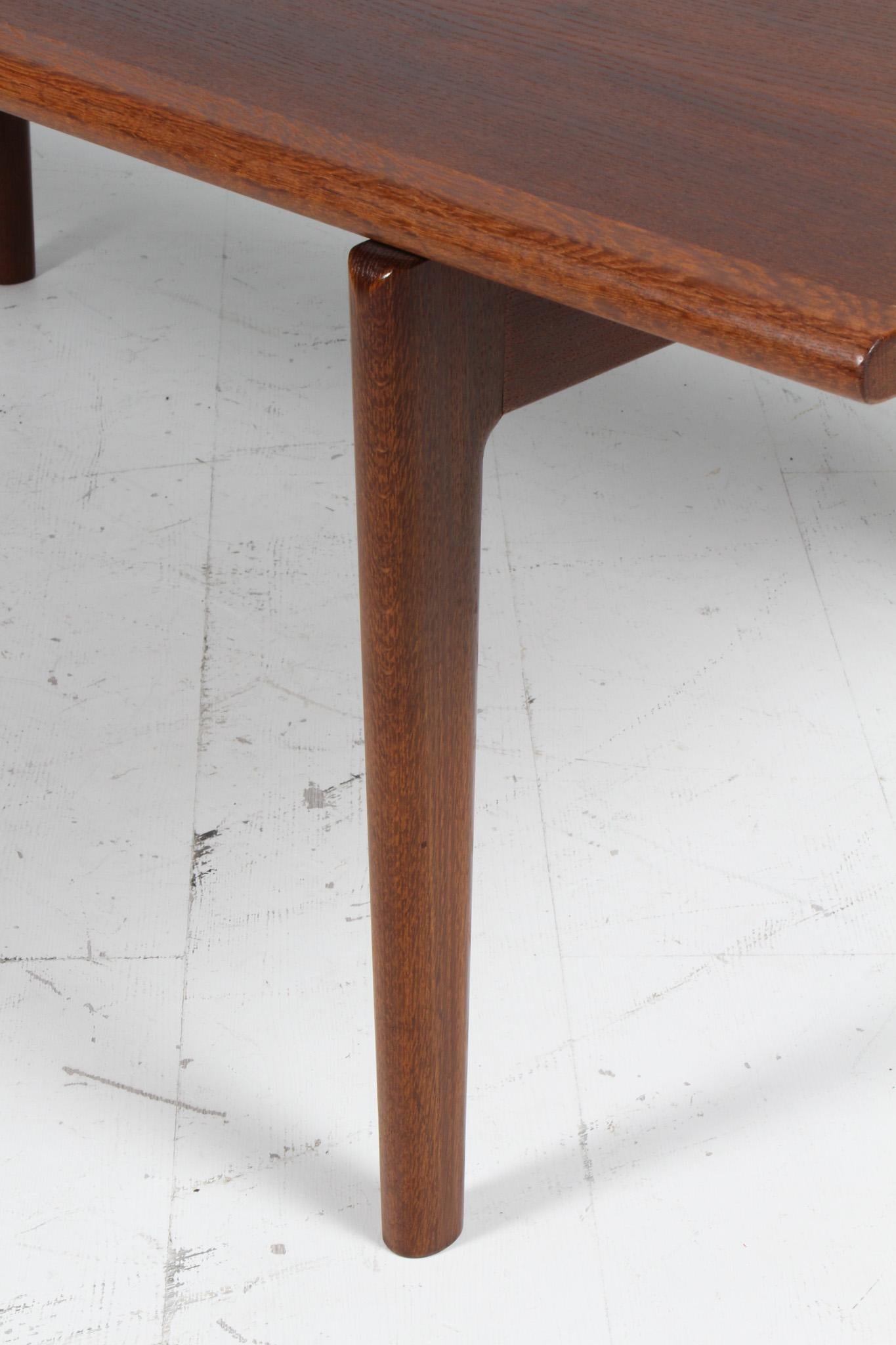 Table basse Hans J. Wegner, chêne fumé, modèle GE15 Bon état - En vente à Esbjerg, DK