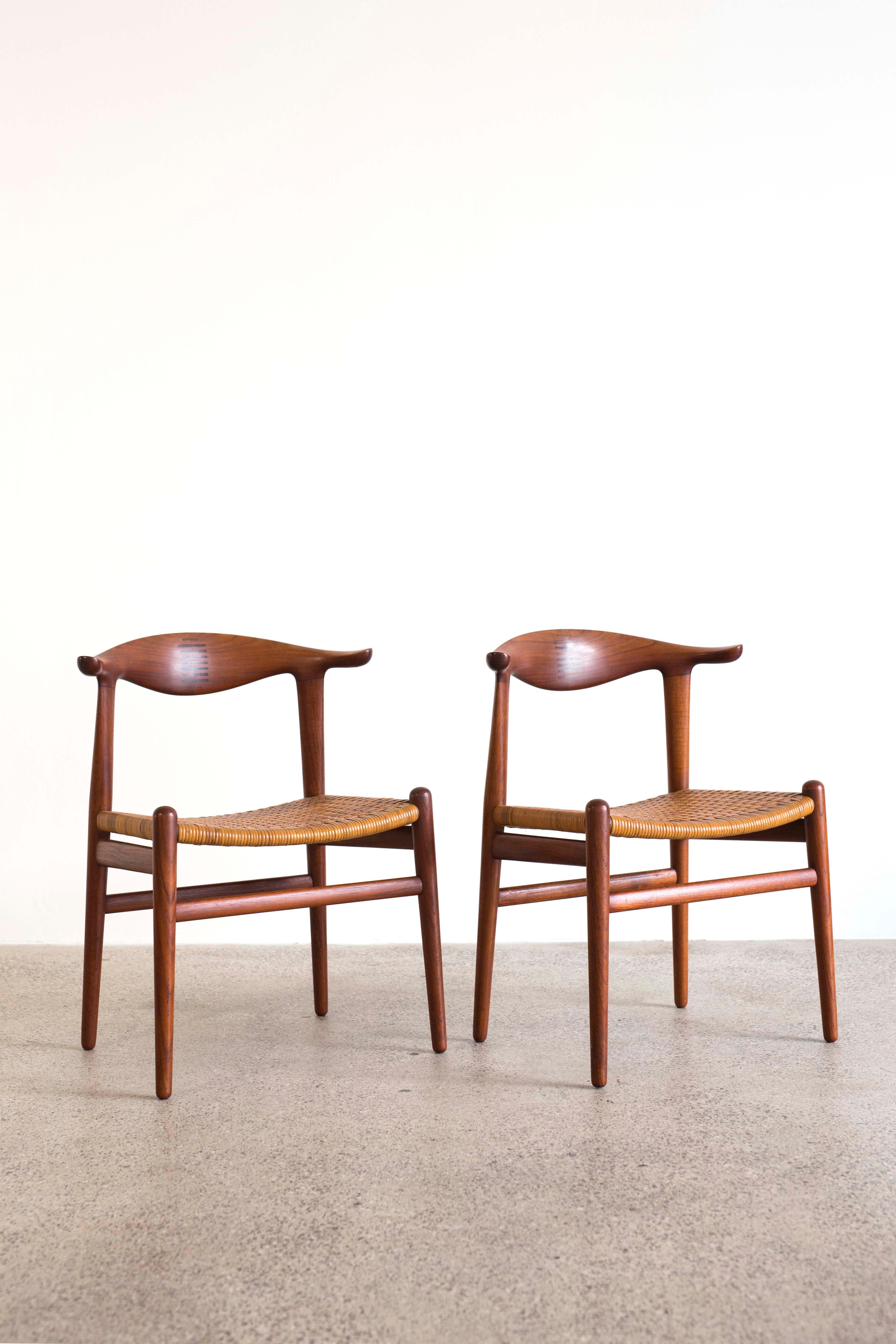A pair of Hans J. Wegner cow horn chairs with frame of teak and Brazilian rosewood inlays, original cane seat.
Designed 1952, executed and marked at cabinetmaker Johannes Hansen, Denmark.