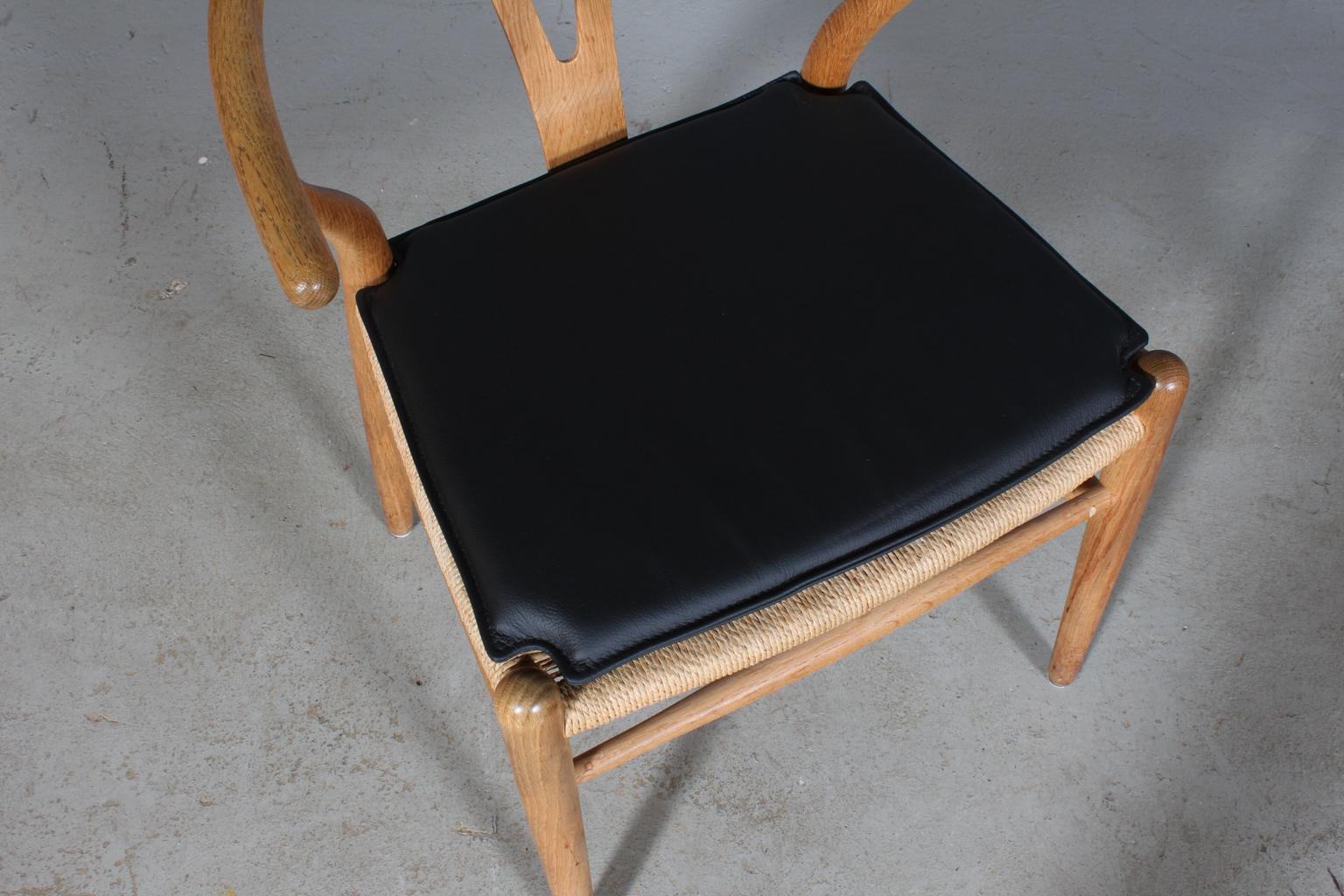 Hans J. Wegner cushions for wishbone chair model CH24.

Made in black leather and good quality foam.

Only the cushion, not the chair.