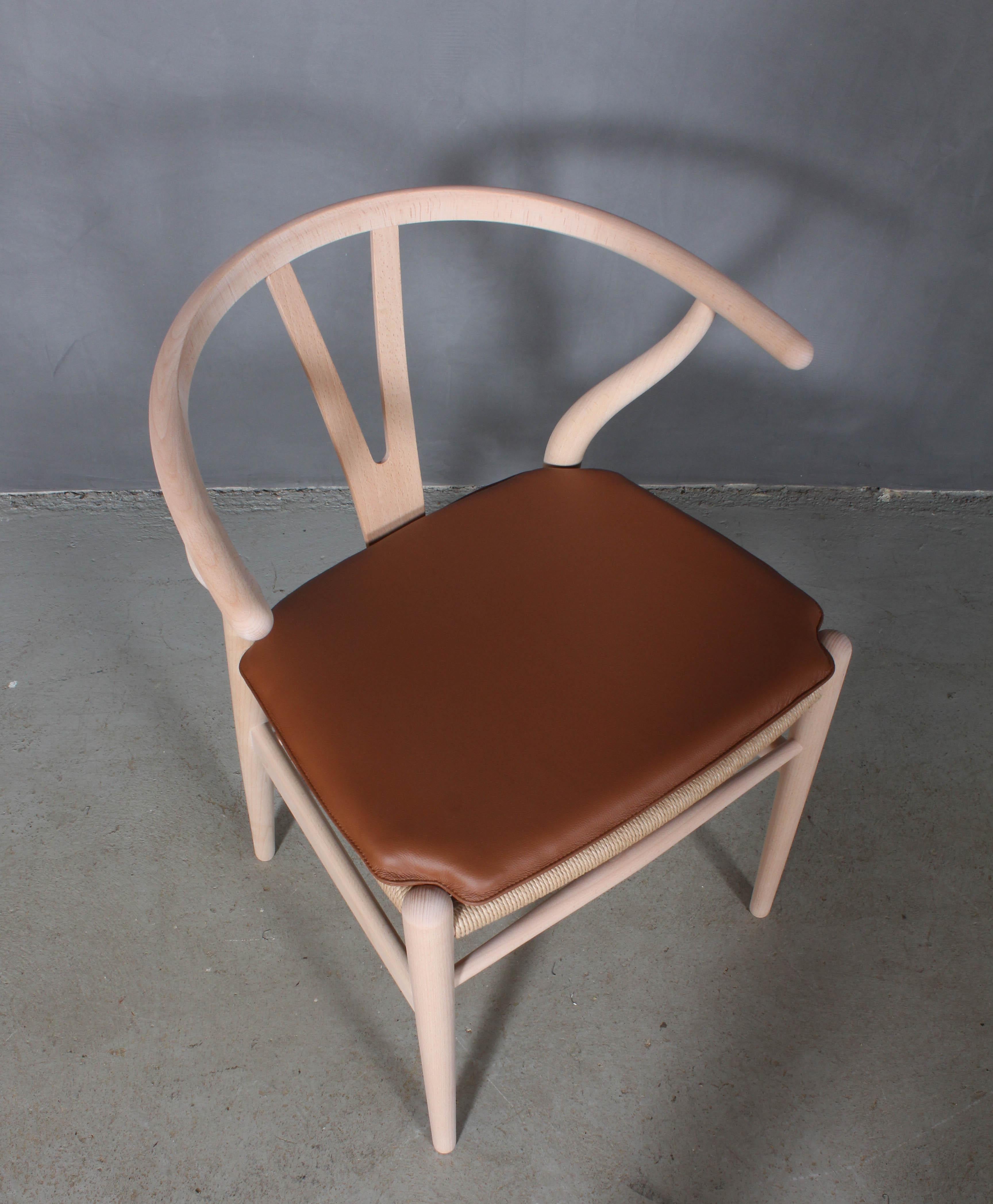 Coussins Hans J. Wegner pour la chaise wishbone modèle CH24.

Fabriqué en cuir noir et en mousse de bonne qualité.

Seulement le coussin, pas la chaise.
