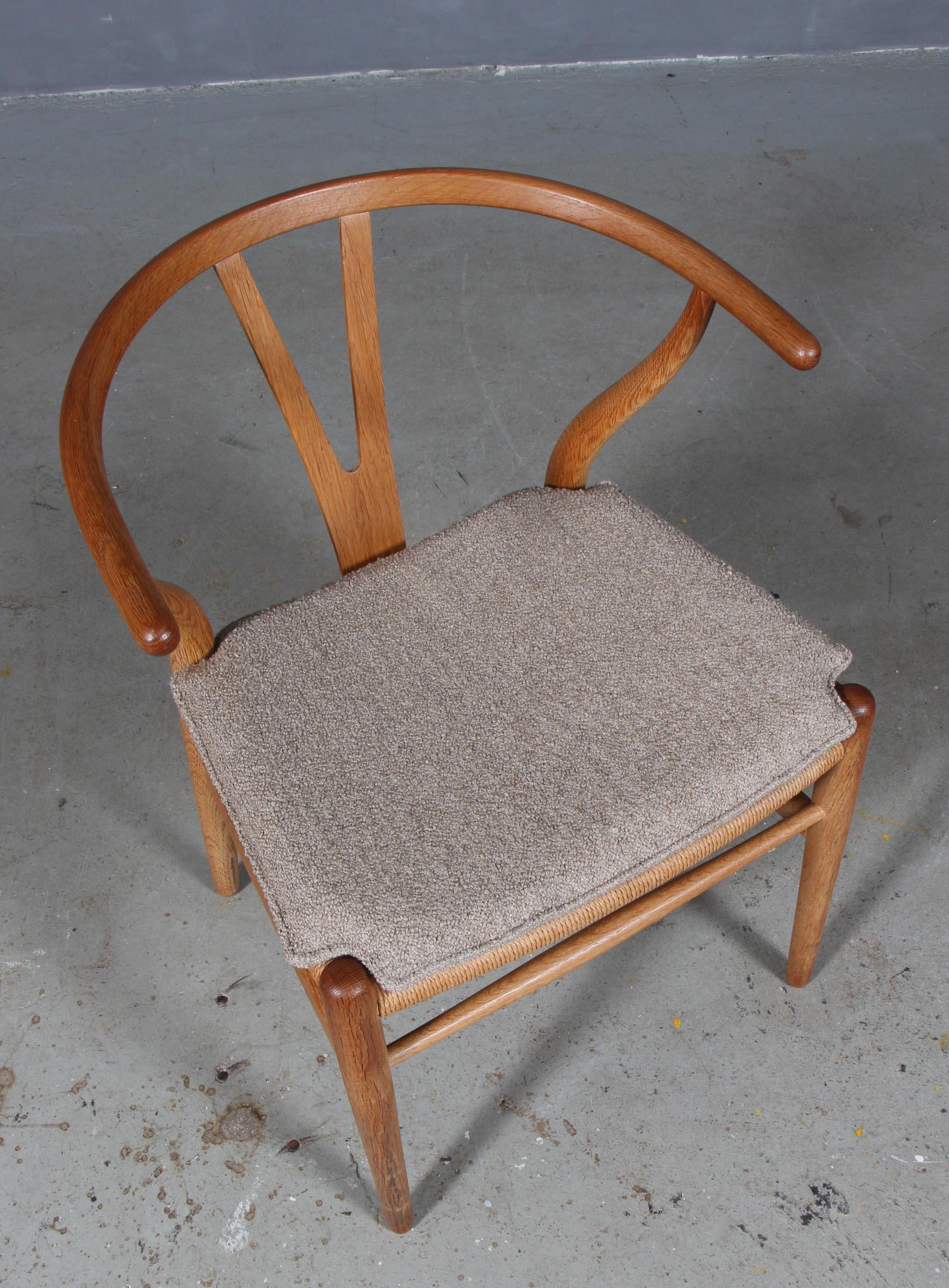 Hans J. Wegner Kissen für Querlenkerstuhl Modell CH24.

Hergestellt aus cognacfarbenem reinem Anilinleder und hochwertigem Schaumstoff.

Nur das Kissen, nicht der Stuhl.